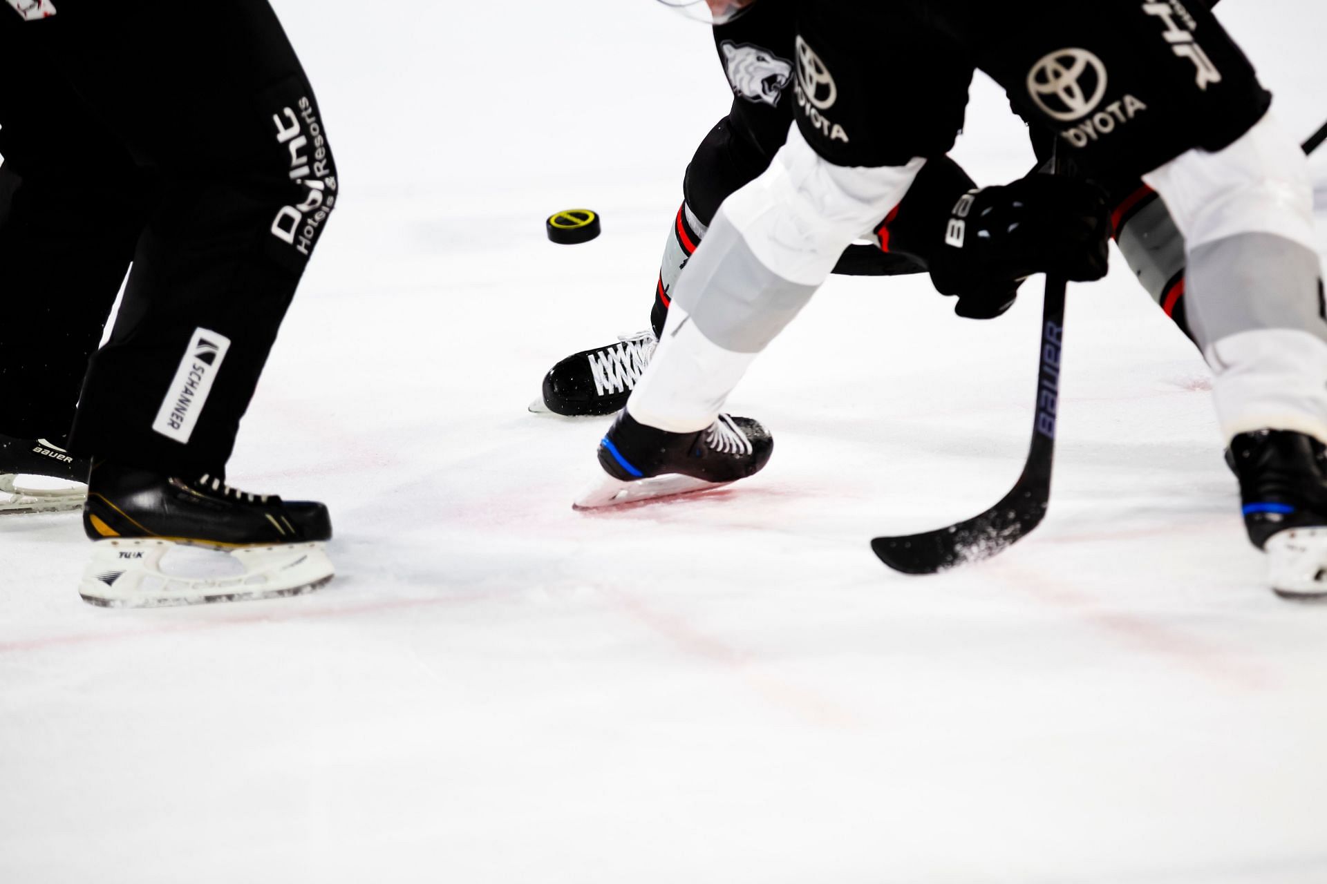 Hockey player dies after accident during cup match (Image via Unsplash/Markus Spiske)