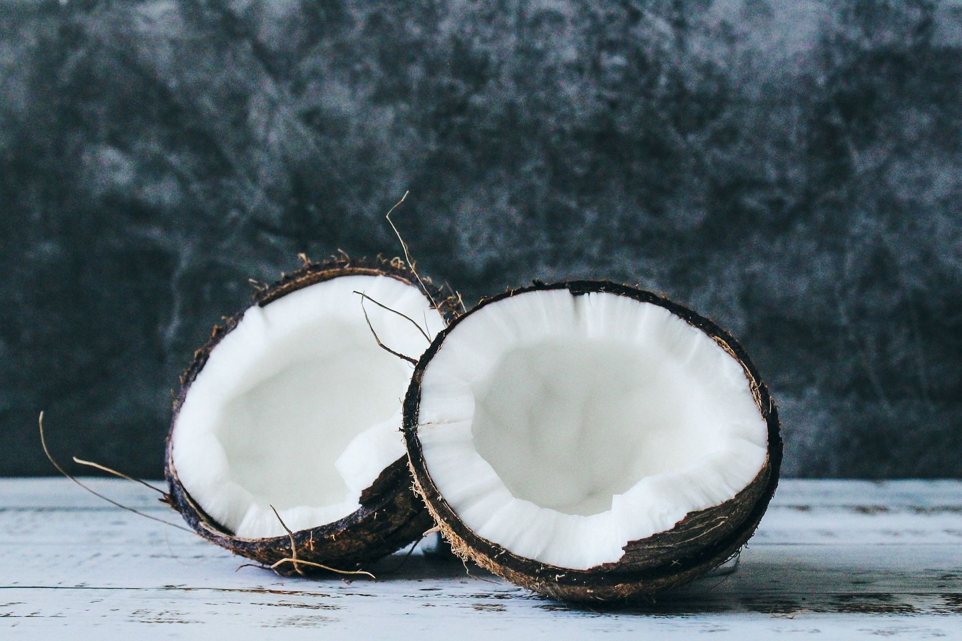 Coconut oil acts as an exfoliating agent (Image via Unsplash/Tijana Drndarski)