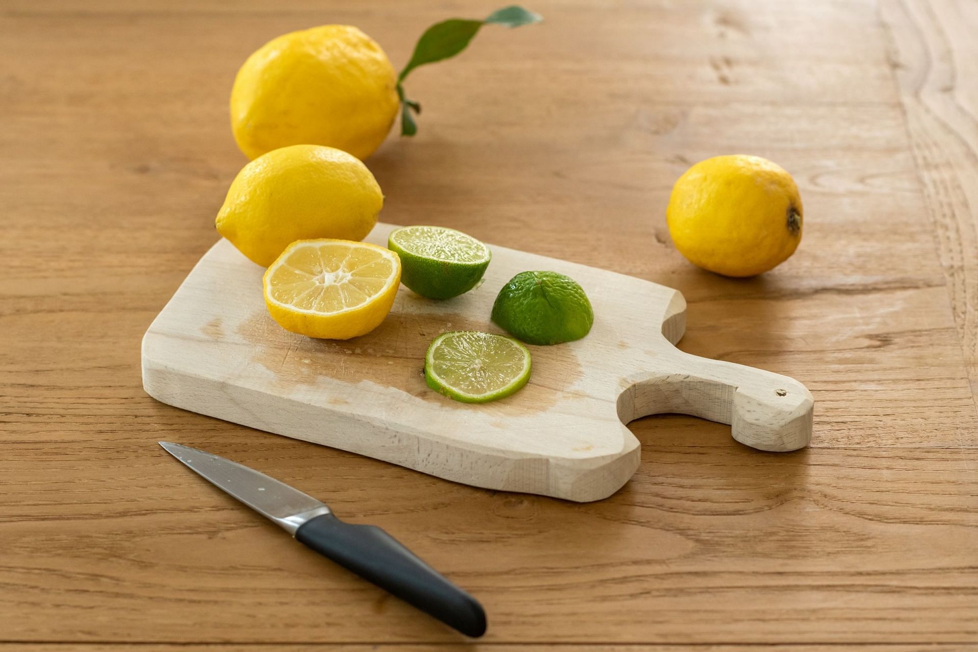 Lemon peels have several health benefits (Image via Unsplah/Elena Kloppenburg)