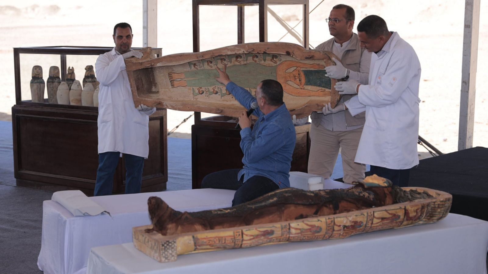 The press conference featuring some of the finds (Image via Ministry of Tourism and Antiques, Egypt)