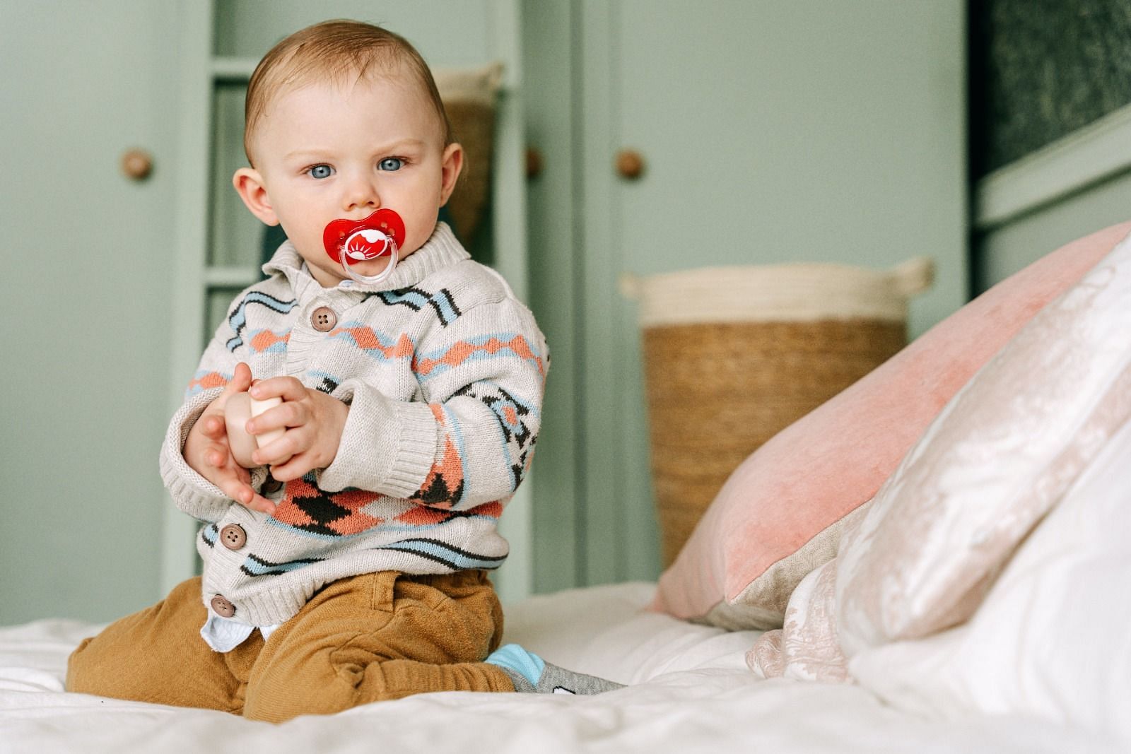 Pacifier teeth (Image via Pexels/ Ivan Samkov)