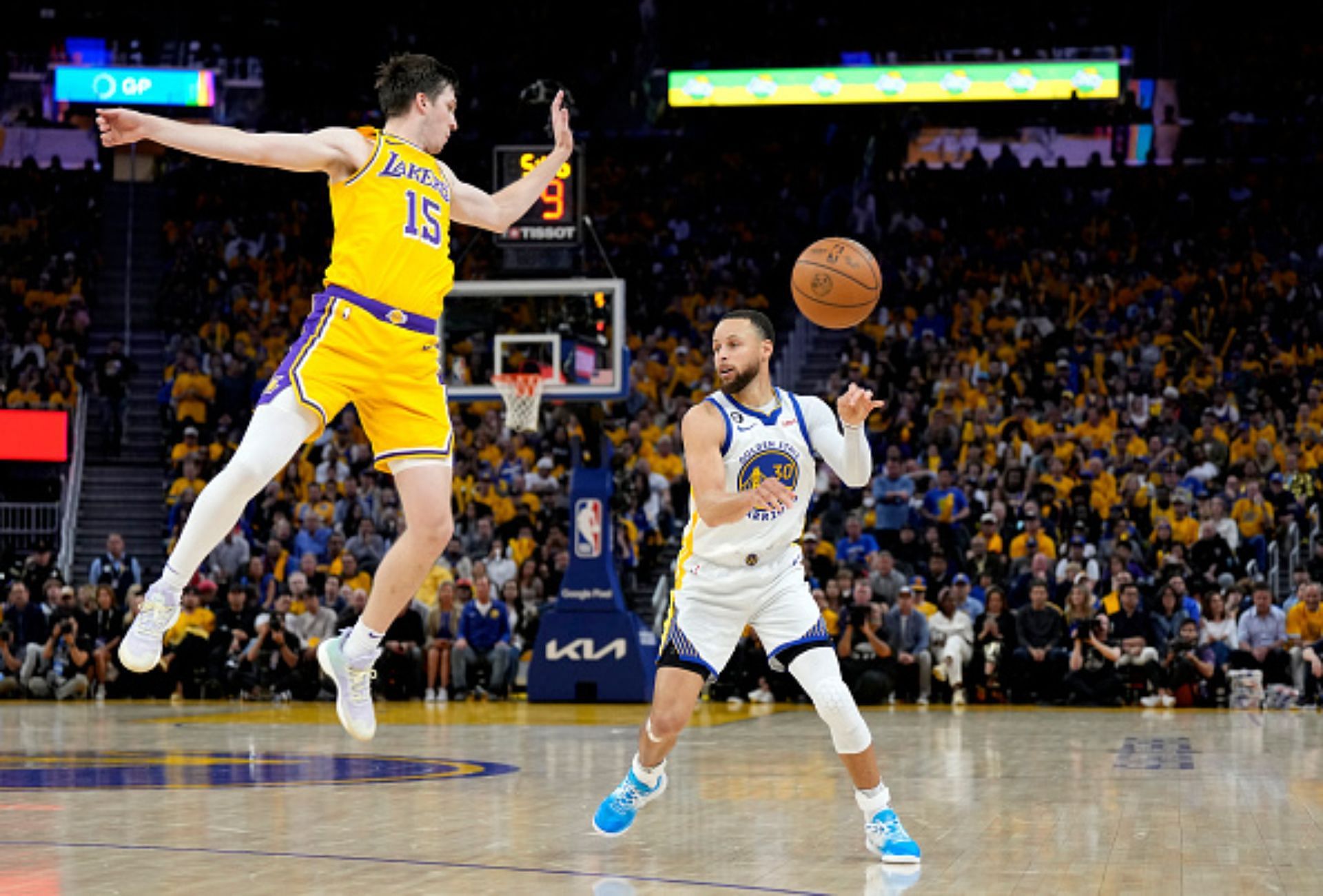 Austin Reaves and Stephen Curry (Image via Getty).