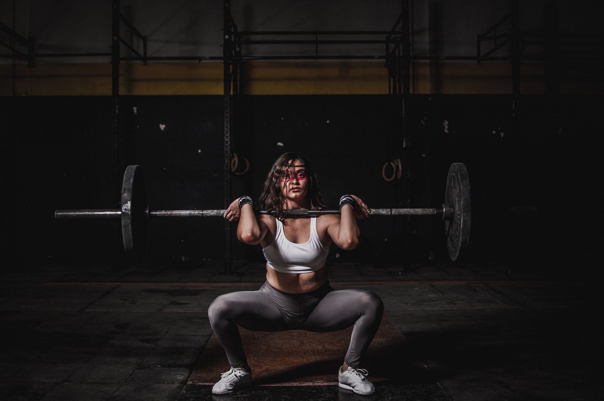 Lifting weights (Image via Pexels/Leon-Ardho)