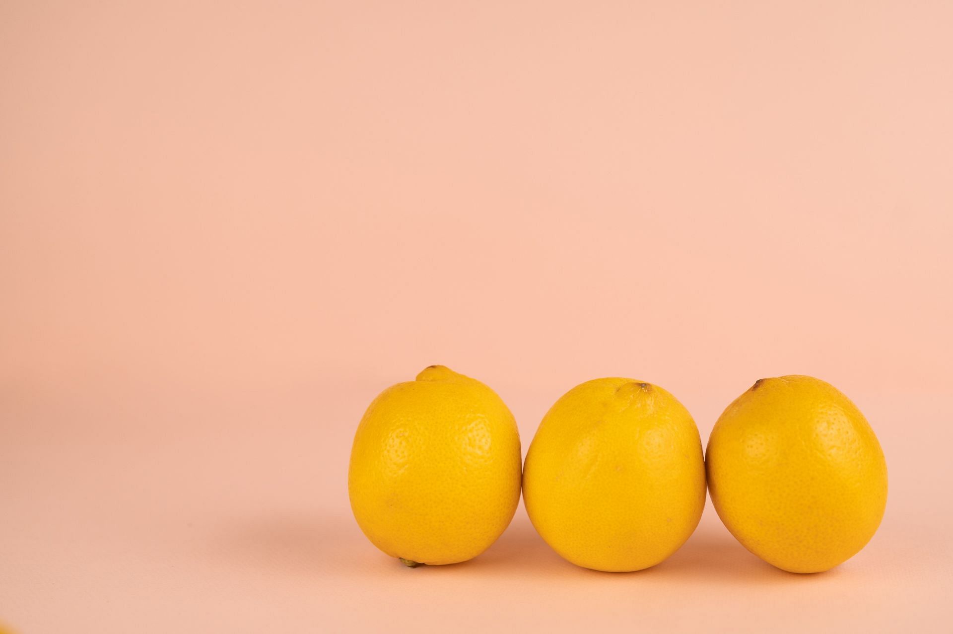 Tips to use lemons for reducing water weight (image sourced via Pexels / Photo by Shvets)