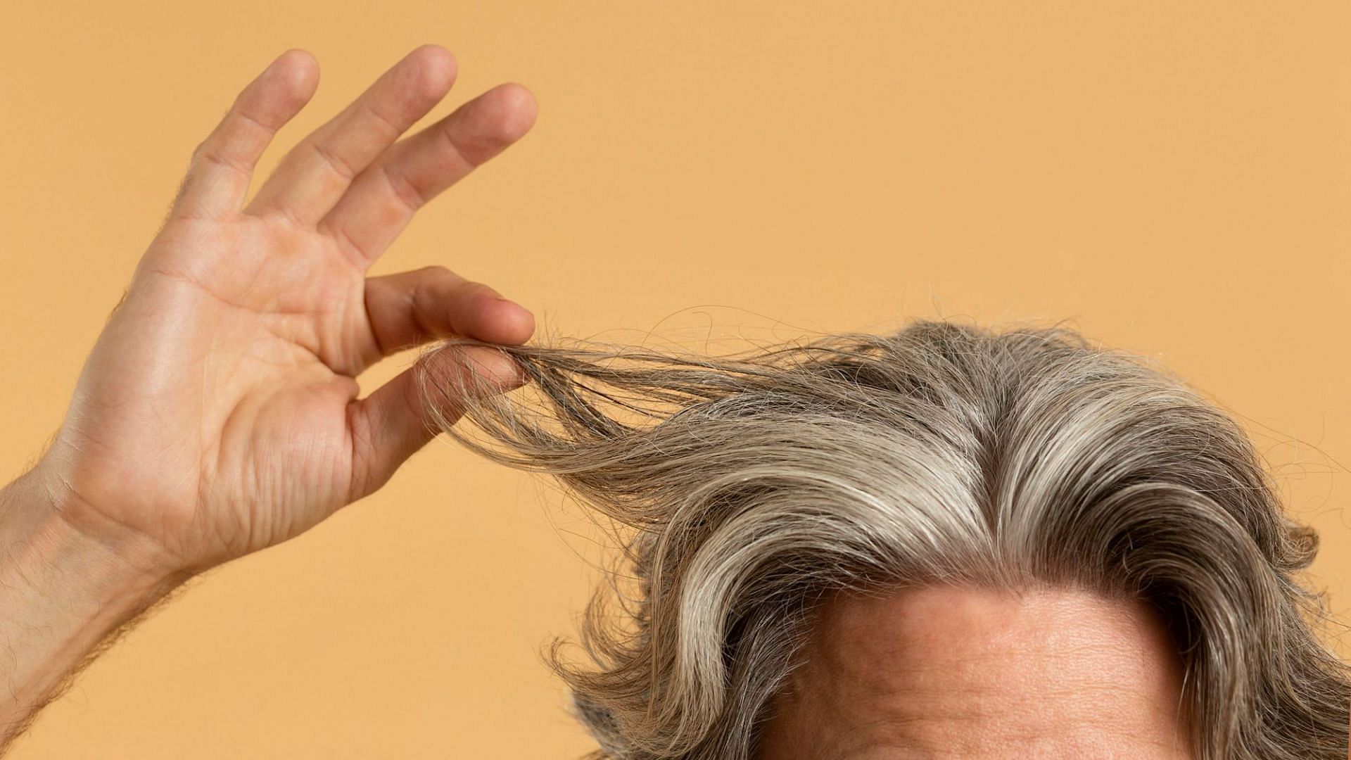 Baking soda can contribute in removing the excess buildup in hair (Image by Freepik)