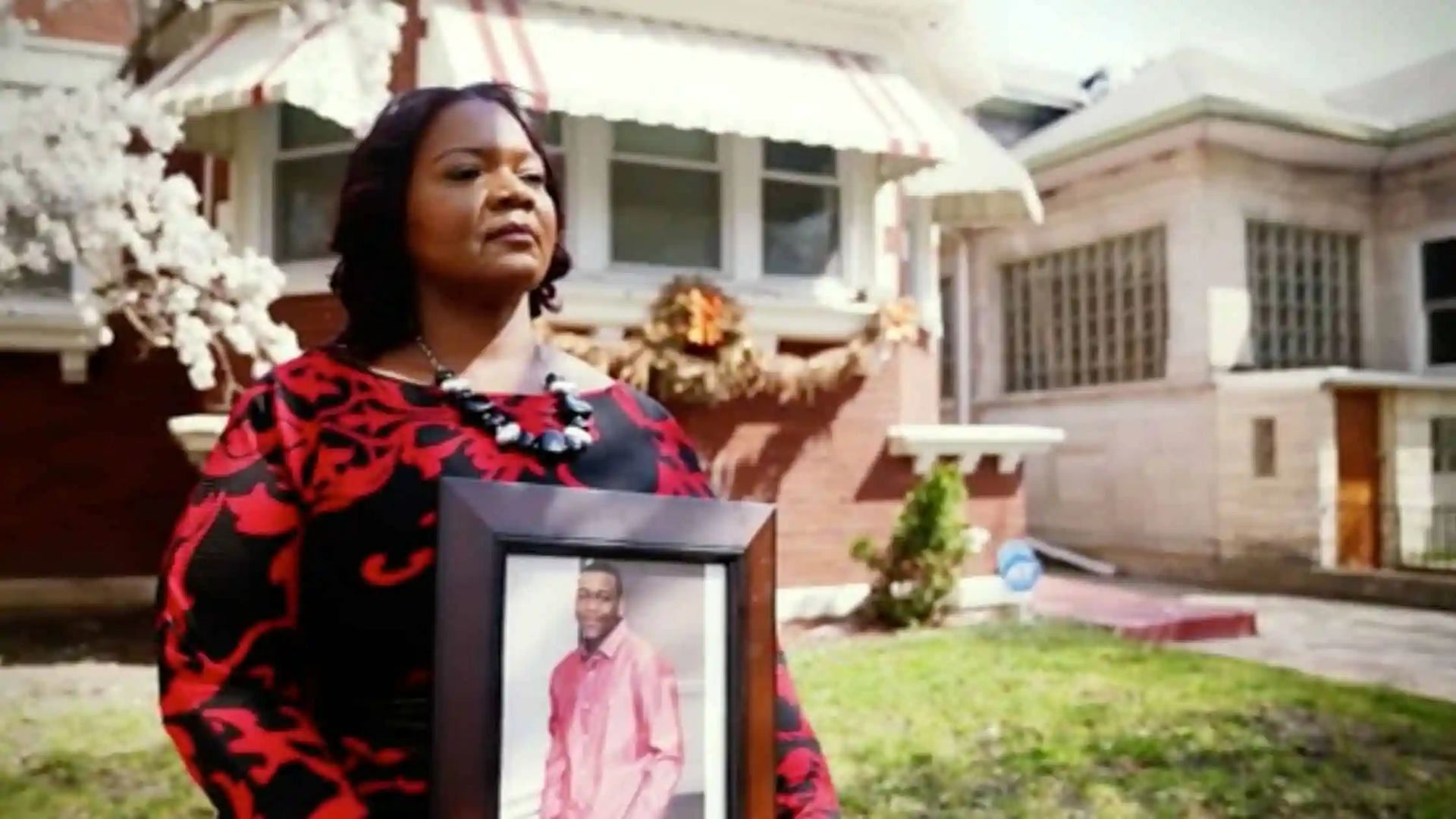 Shapearl Wells with a photo of her late son Courtney Copeland (Image via NBC)