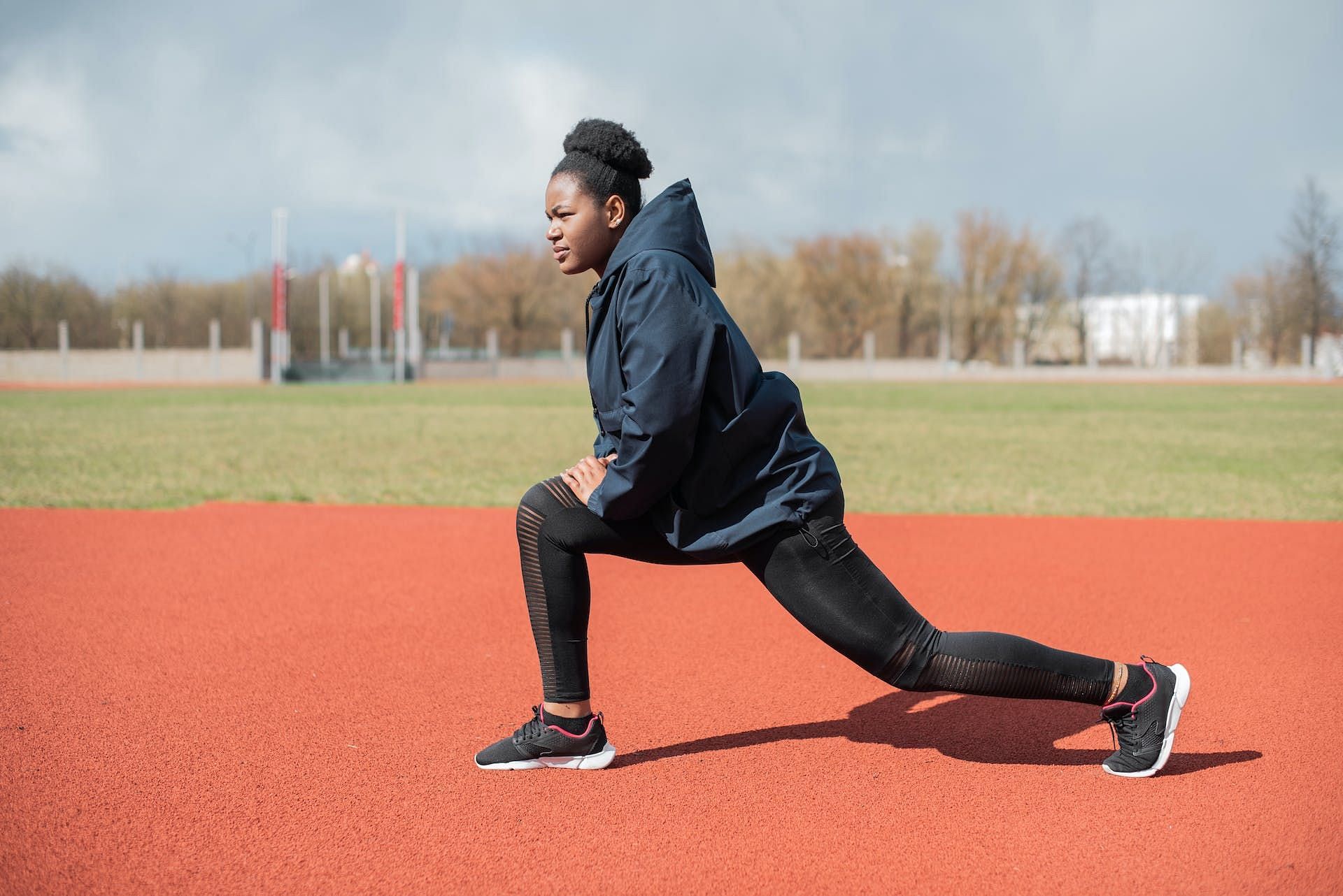 Runner&#039;s lunge is one of the best leg stretches before workout. (Image via Pexels/Mikhail Nilov)