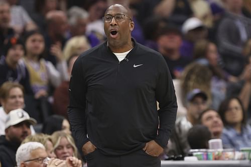 Sacramento Kings head coach Mike Brown