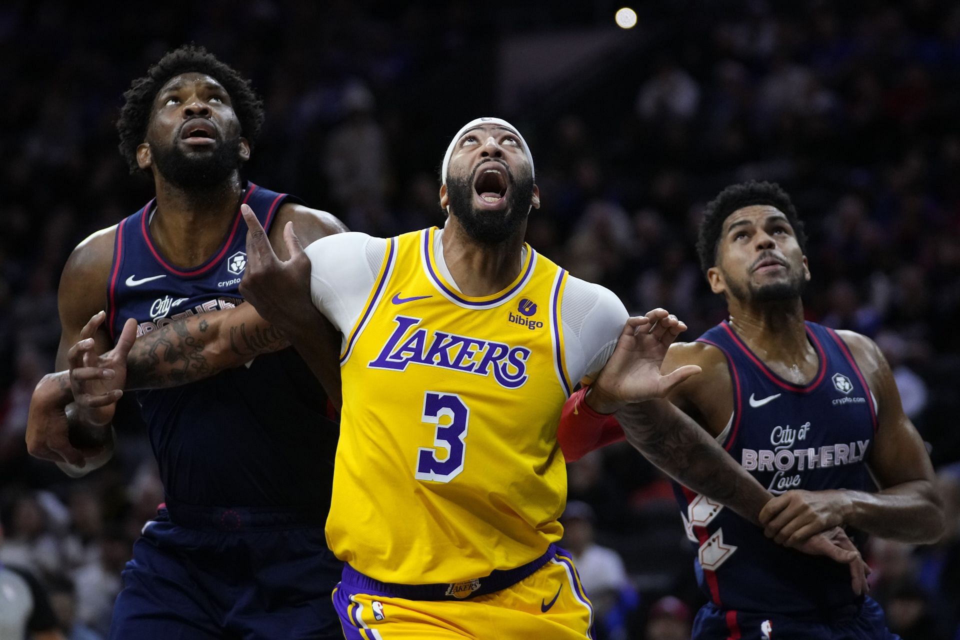 Anthony Davis of the LA Lakers against the Philadelphia 76ers