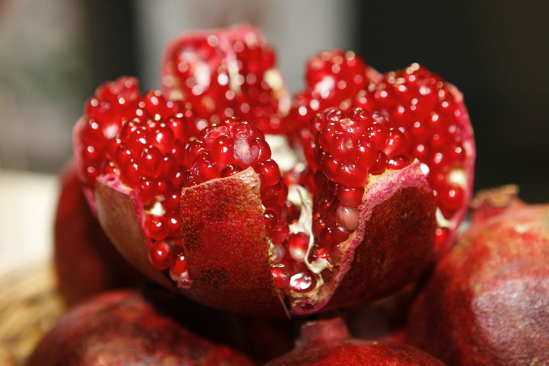 Pomegranate benefits (image sourced via Pexels / Photo by Pixabay)