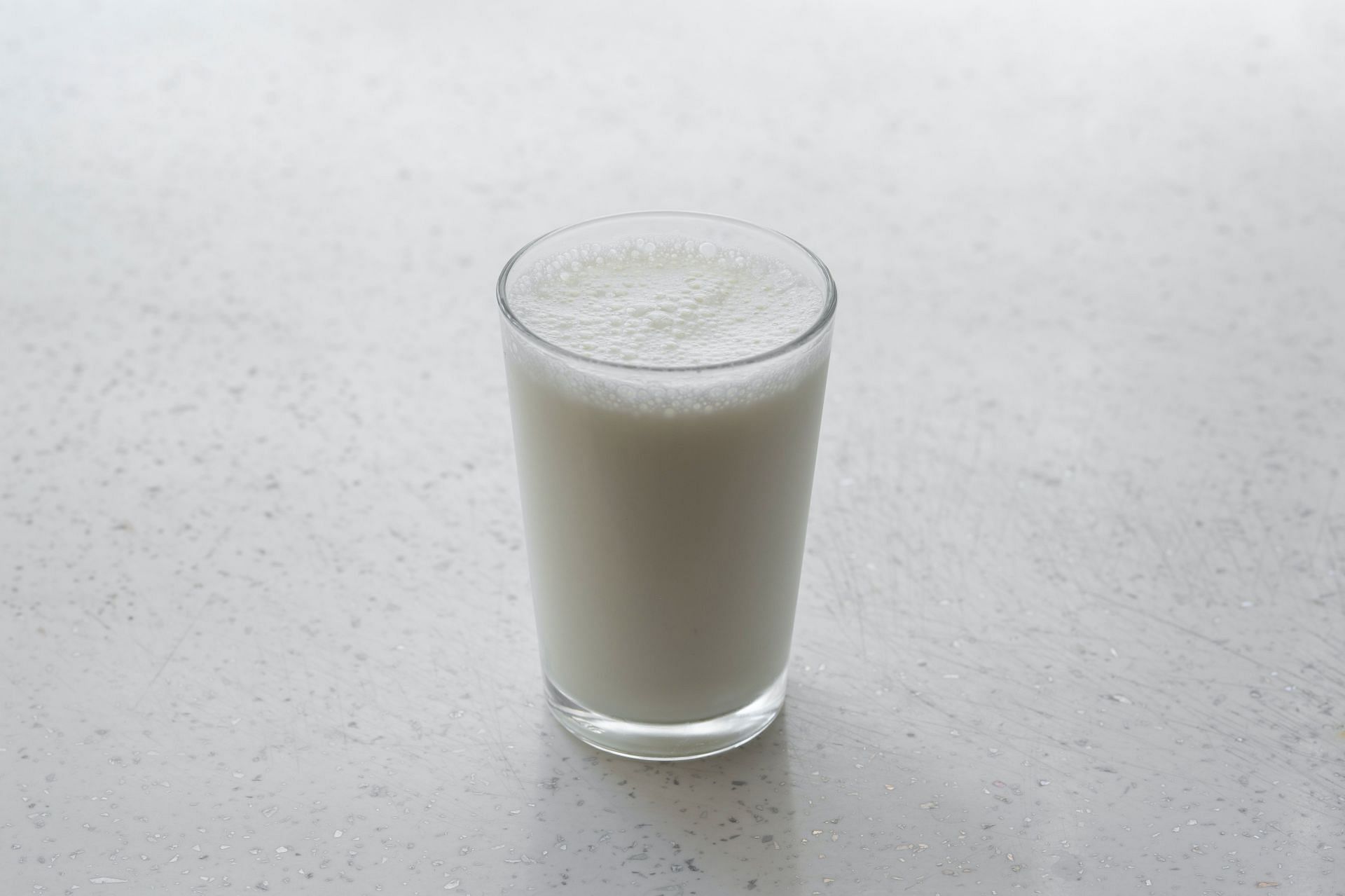 Milk and heartburn (Image via Unsplash/Engin Akyurt)