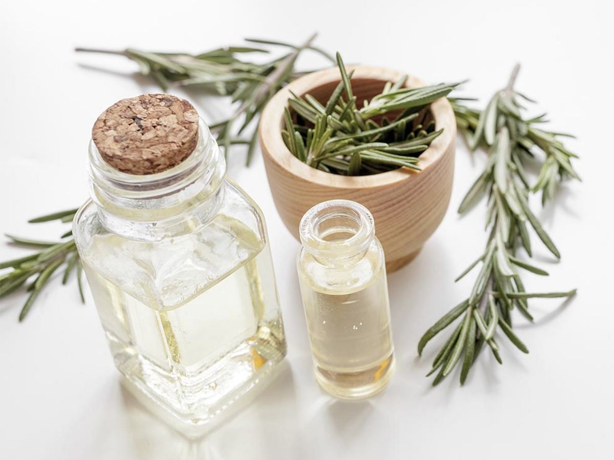 DIY rosemary, argan, and castor oil (Image via Freepik)