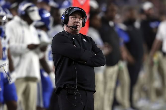 "Mark Stoops literally grabbed his own hamstring" - Fans run wild over Kentucky HC's alleged attempts to buy time by asking players to fake injuries
