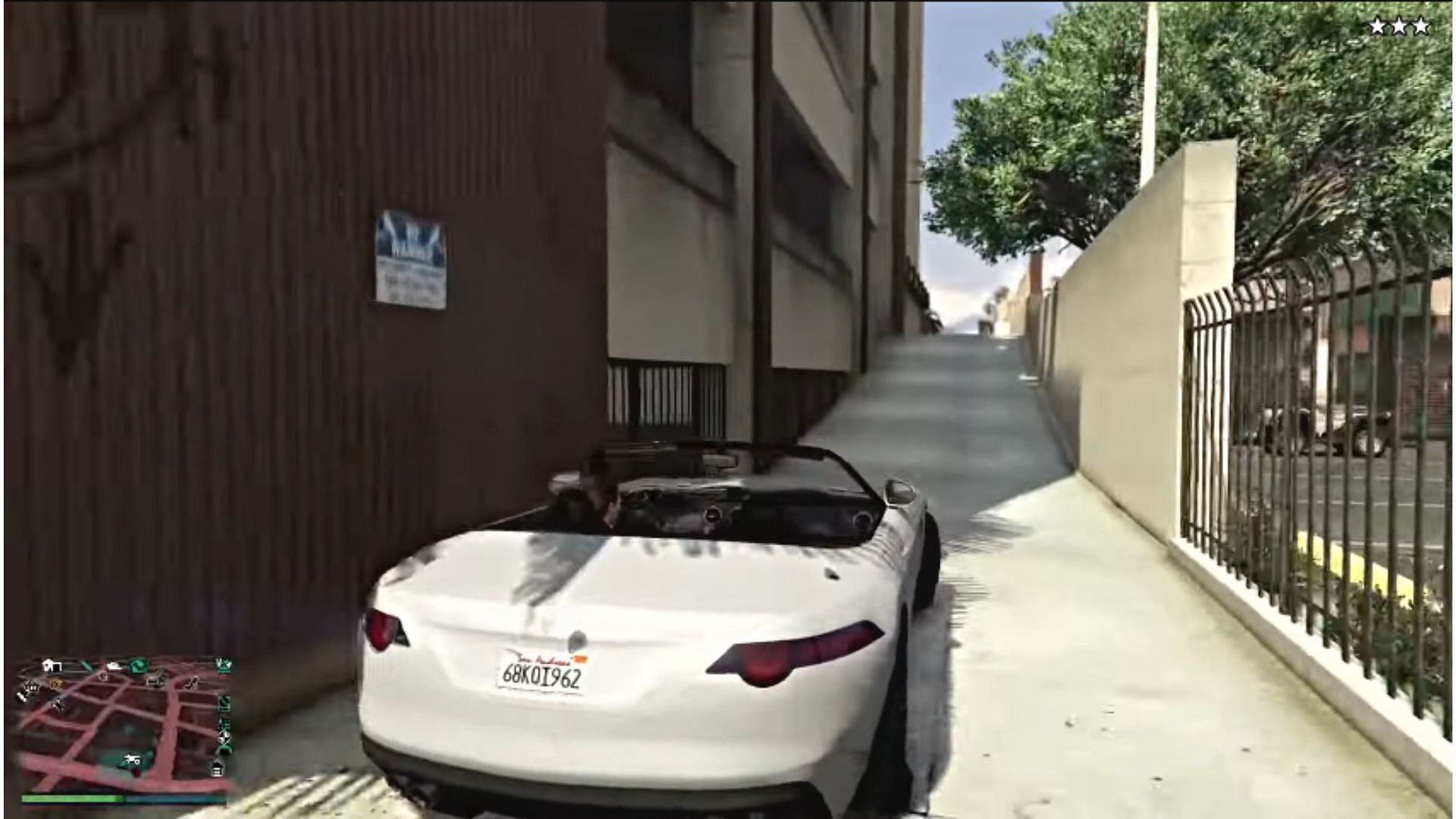 You can jump into the impound from this alley (Image via YouTube/Follow That)