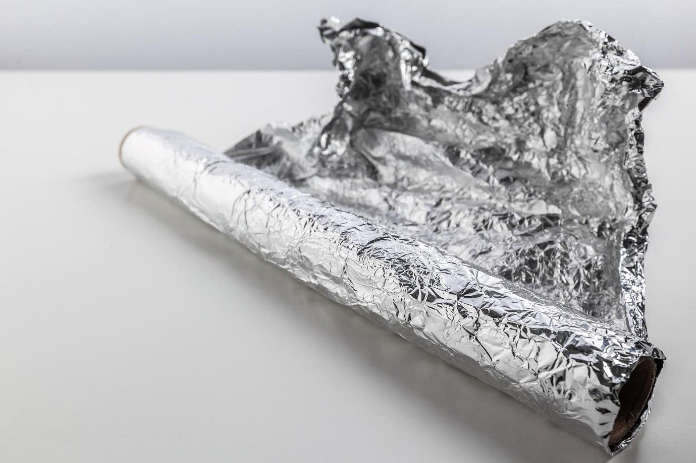 The daily use of aluminium foil could be harmful to health. (image by fabrikasimf on freepik)