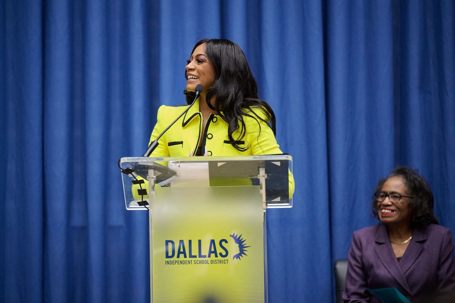 Richardson addressing the audience (Images by @dallasschools)