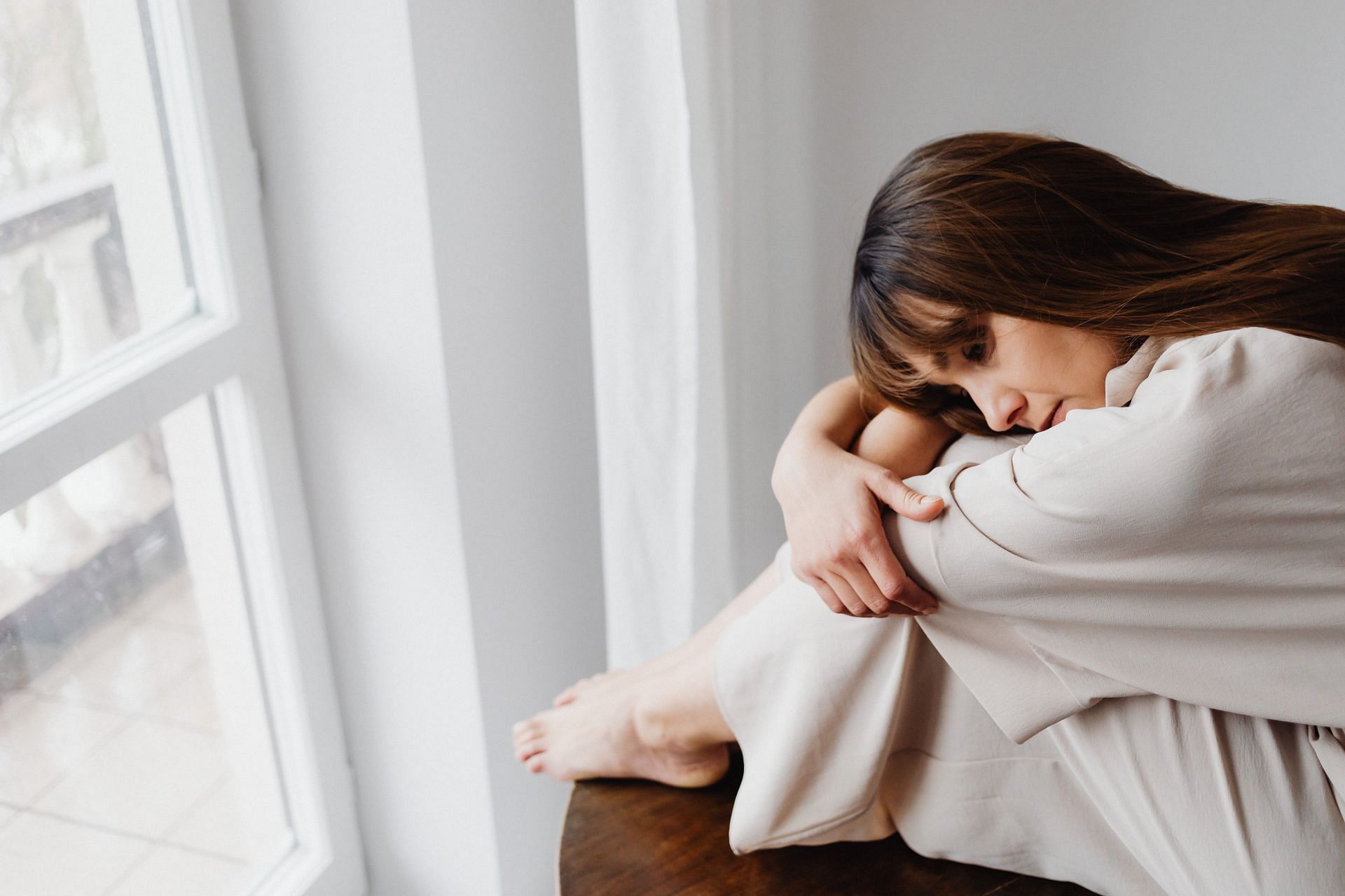 It can feel heavy to live with a depressed spouse. (Image via Pexels/ karolina Grabowska)