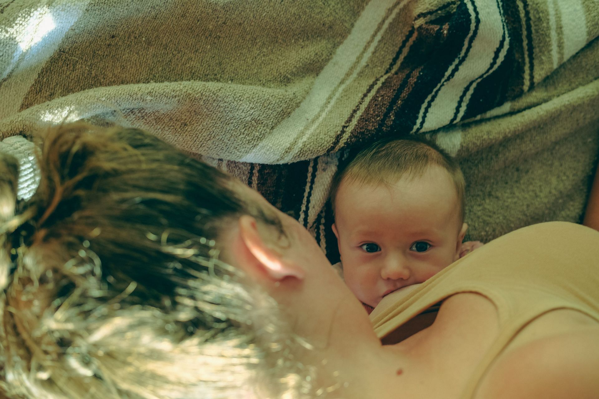 Losing weight while breastfeeding (Image via Unsplash/Wren)