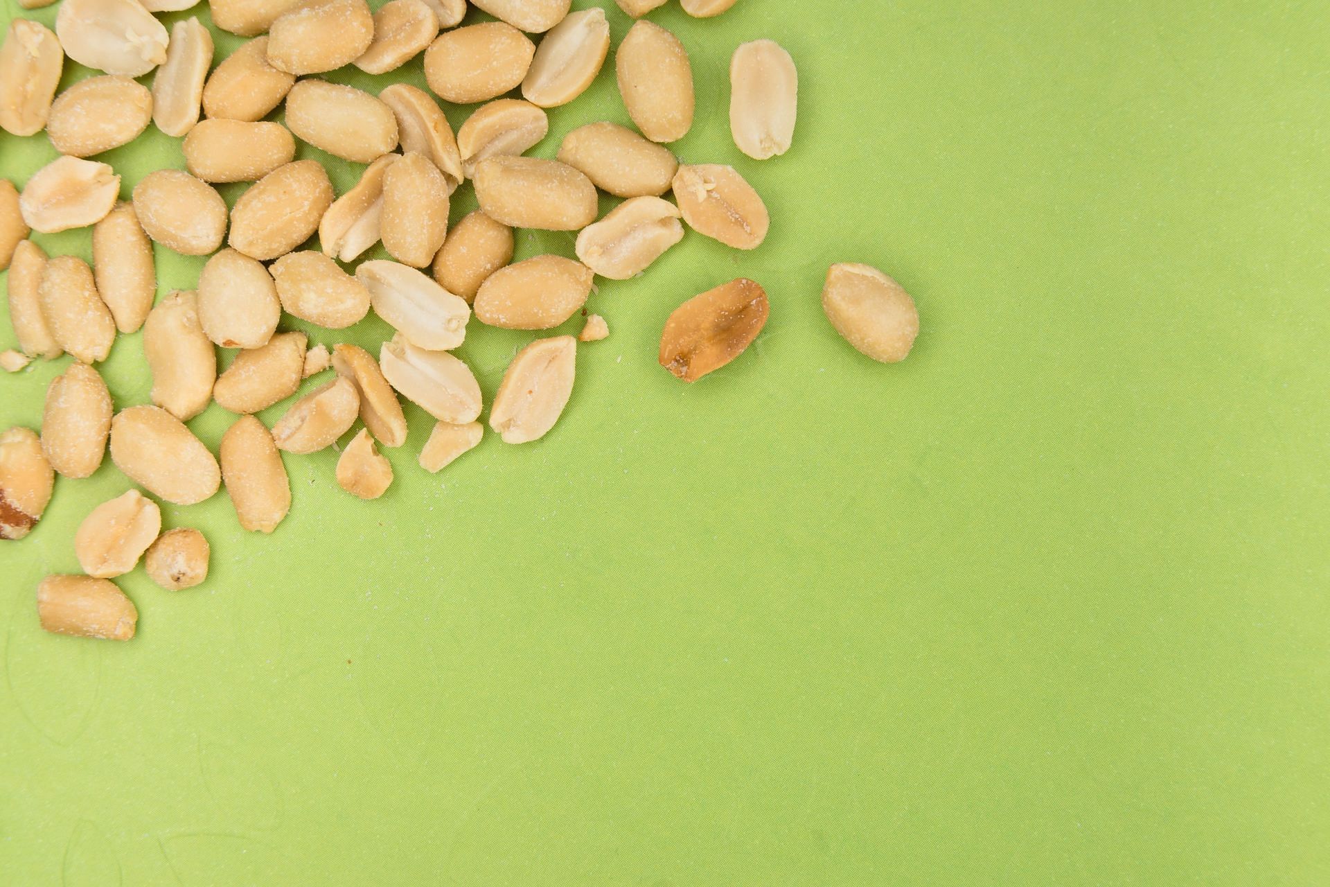 Peanuts may reduce cravings. (Image via Unsplash/ Markus Winkler)