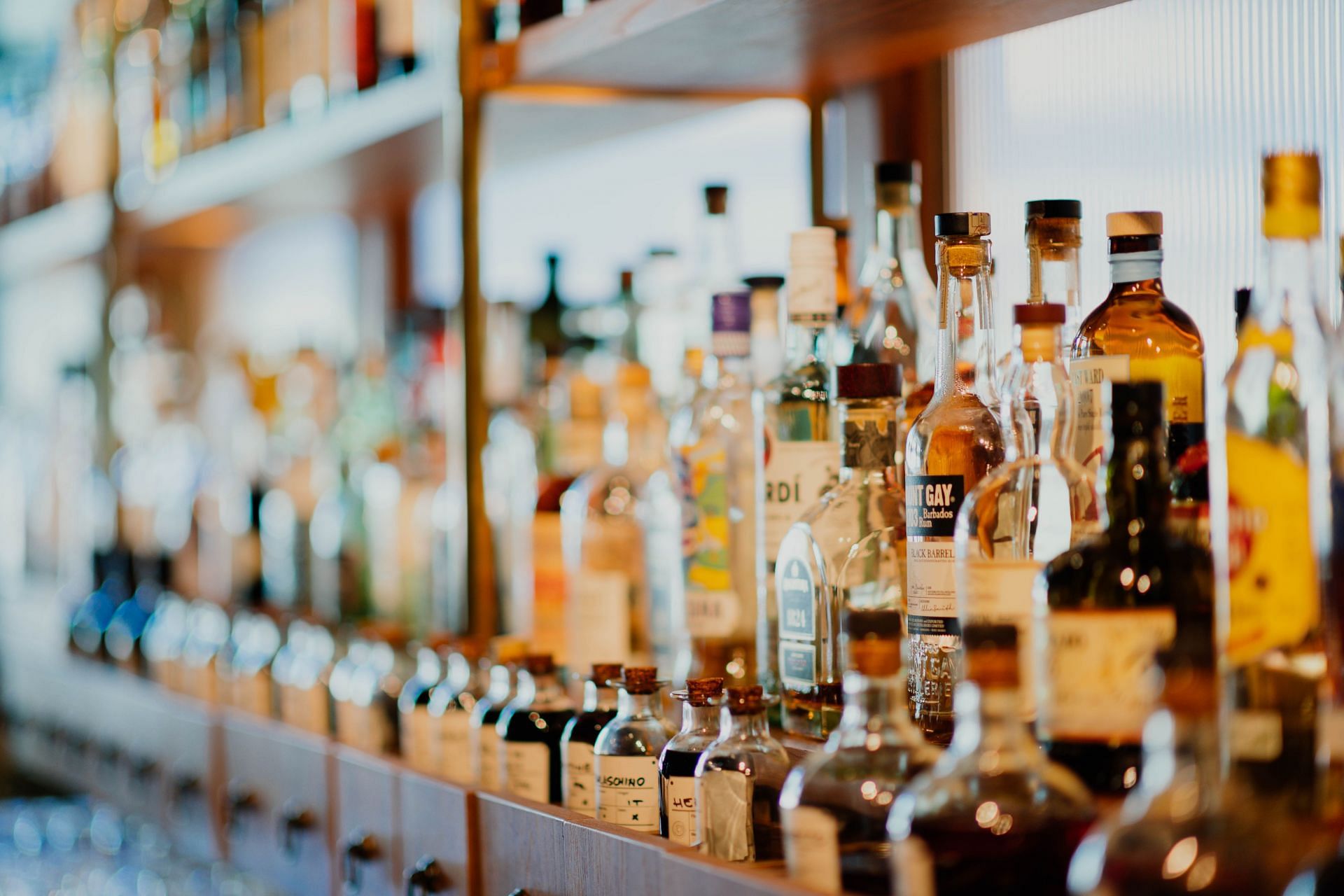 Alcohol for relaxing your tensed muscles (Image via Unsplash/Chuttersnap)
