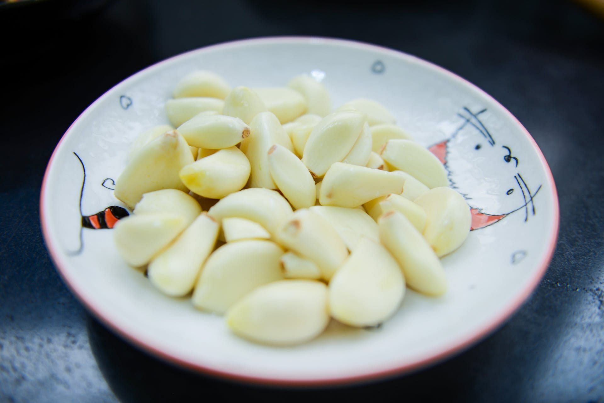 Consuming garlic is one of the best home remedies for laryngitis. (Image via Pexels/Cats Coming)