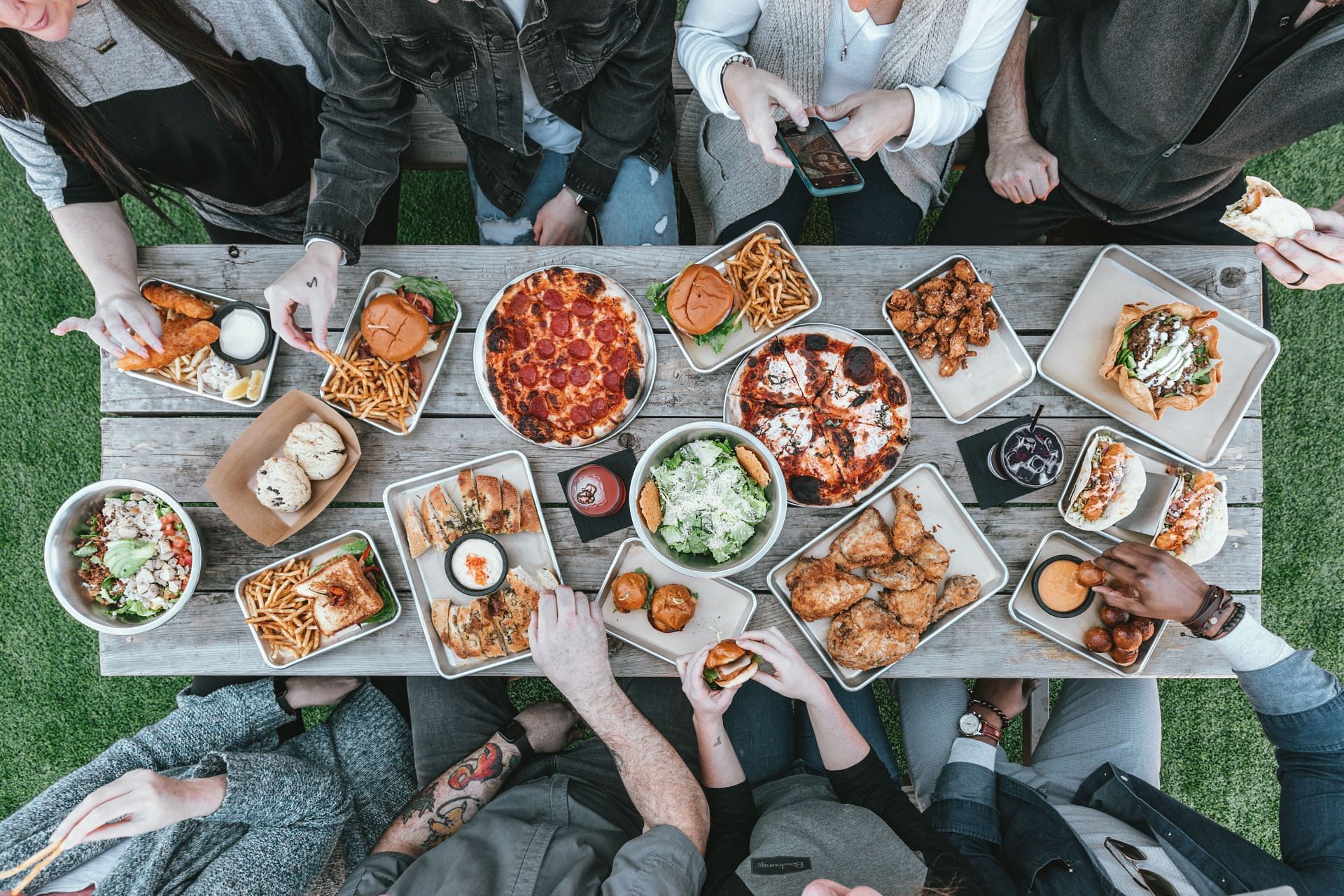 Tips for eating at buffets. (Image via Unsplash/ Spencer davis)