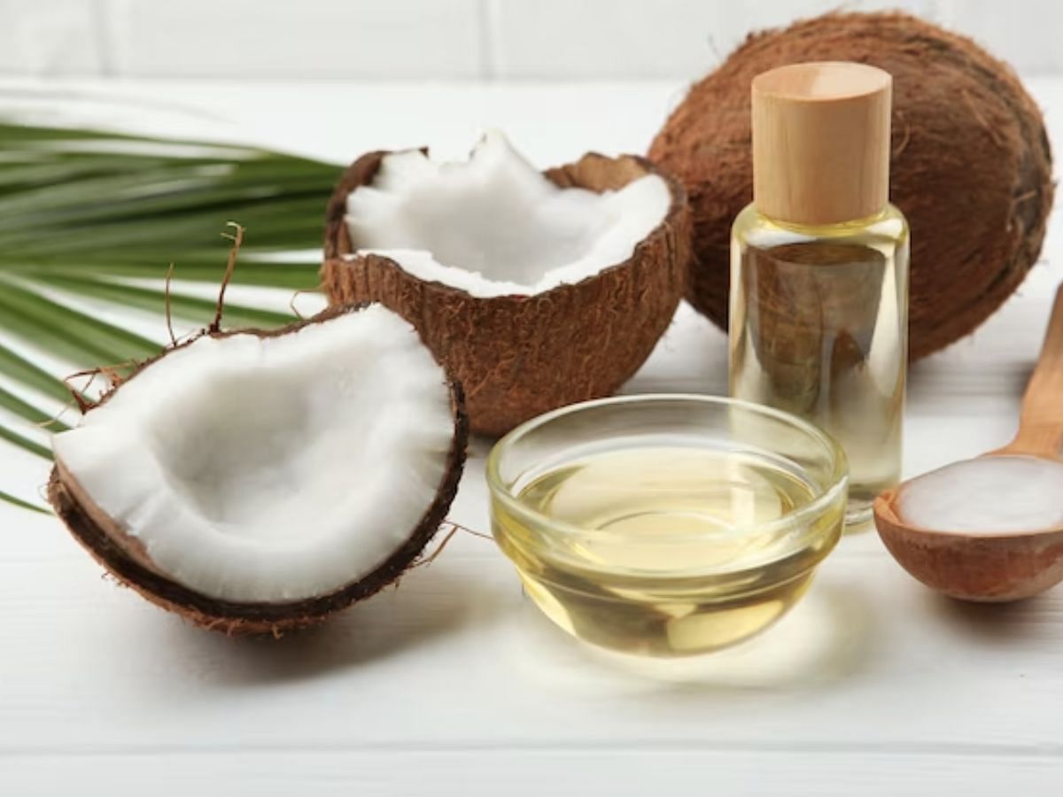 Castor Oil And Coconut Oil (Image via Freepik)