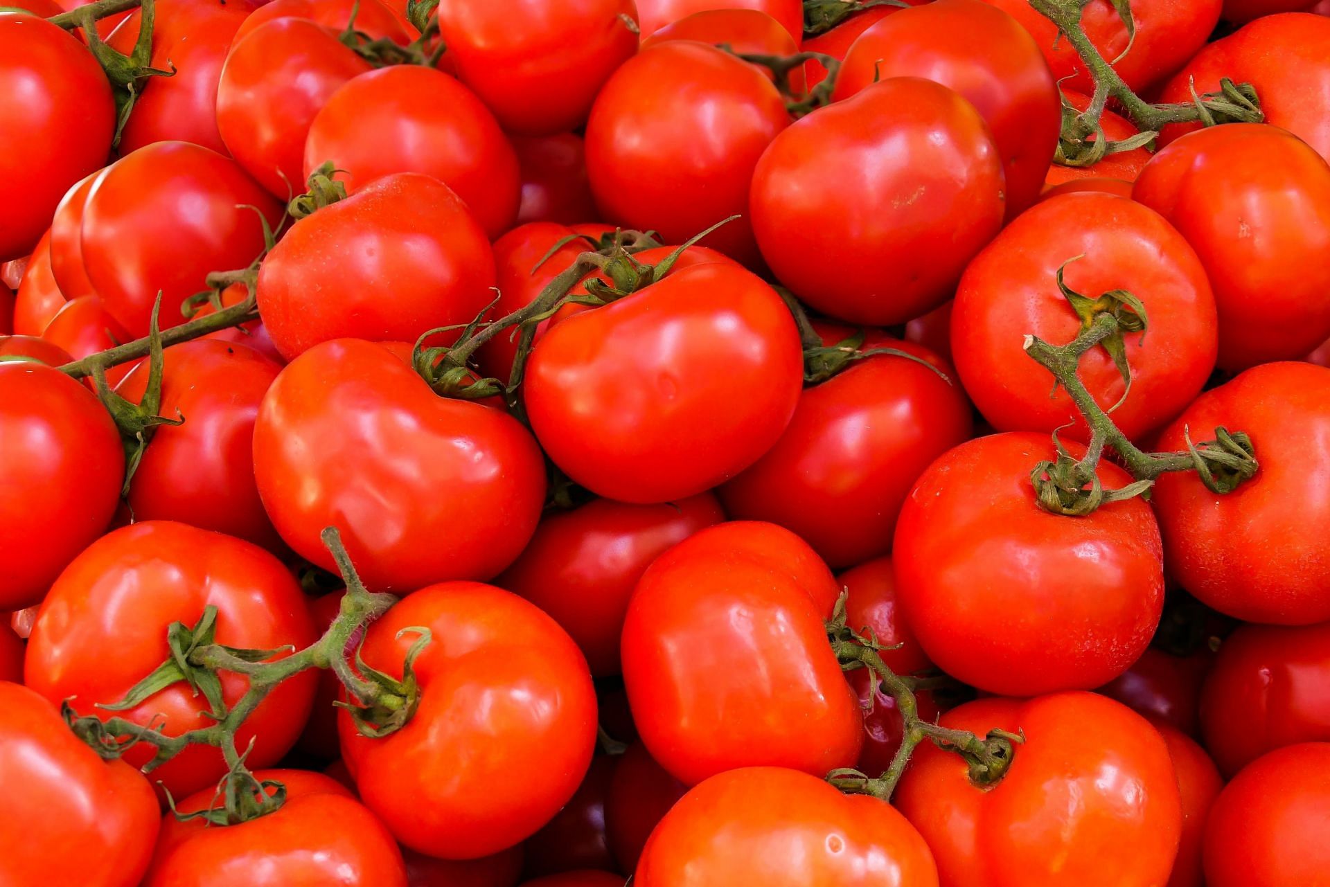 Tomatoes as foods that help elasticity in skin (image sourced via Pexels / Photo by Pixabay)