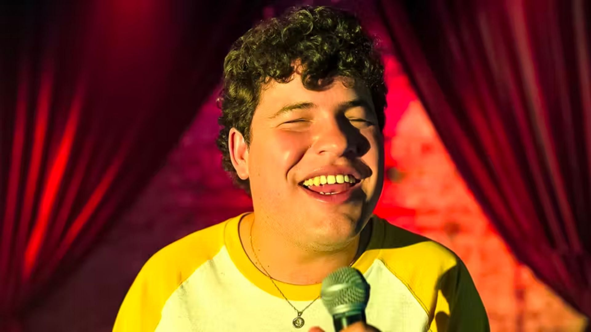 Alexis Arroyo is a comedian who is blind (Image via Netflix)