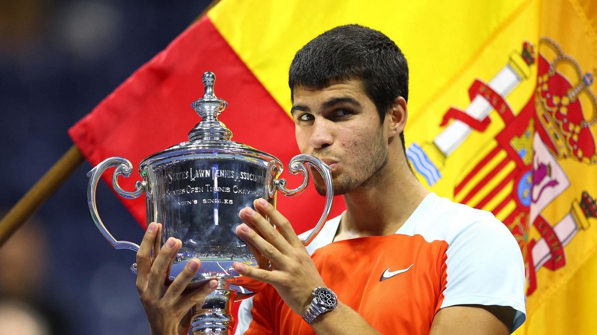 Carlos Alcaraz poses with the 2022 US Open trophy