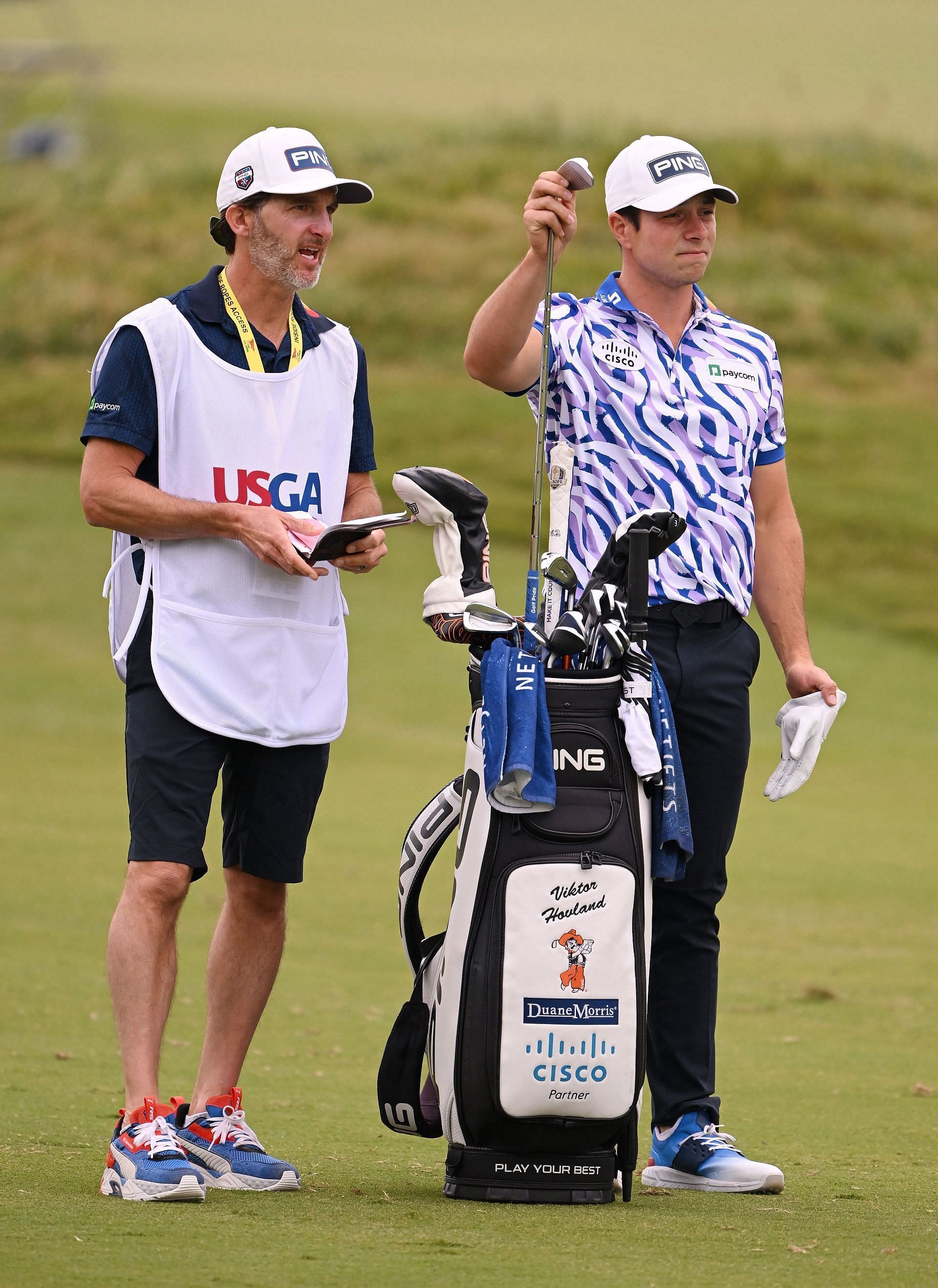 Viktor Hovland with his Caddie