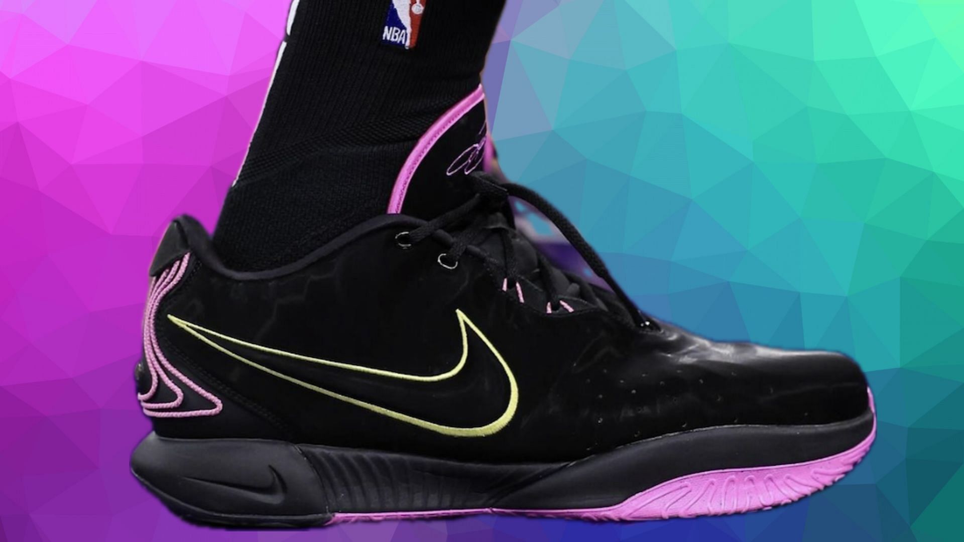 Nike LeBron 21 Black/Pink shoes (Image via Instagram/@lakersscene)