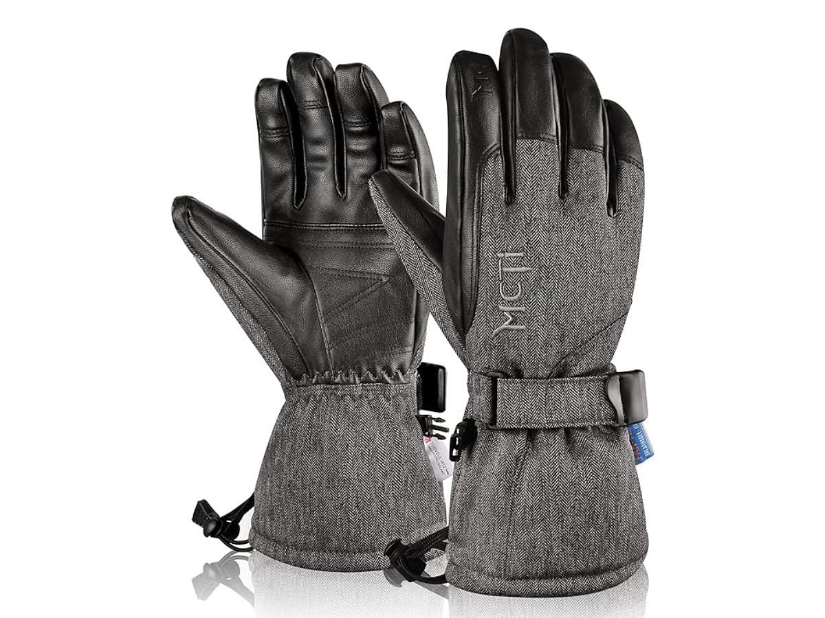 The MCTi snowboard gloves (Image via Amazon)