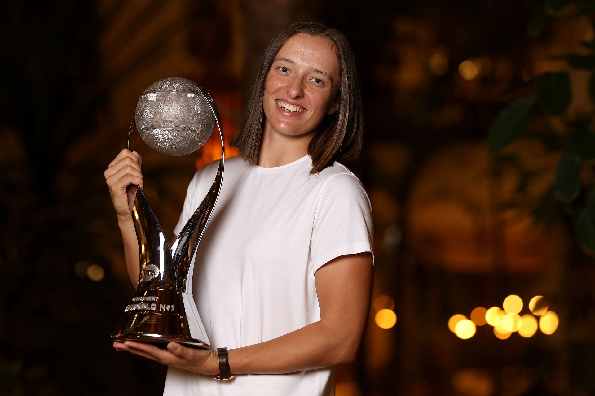 Iga Swiatek pictured with the Chris Evert trophy