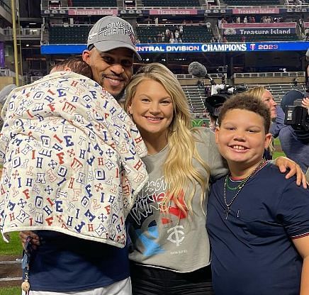 Buxton and Family. Source- Lindsey Buxton&rsquo;s official Instagram Handle @lindz2109.