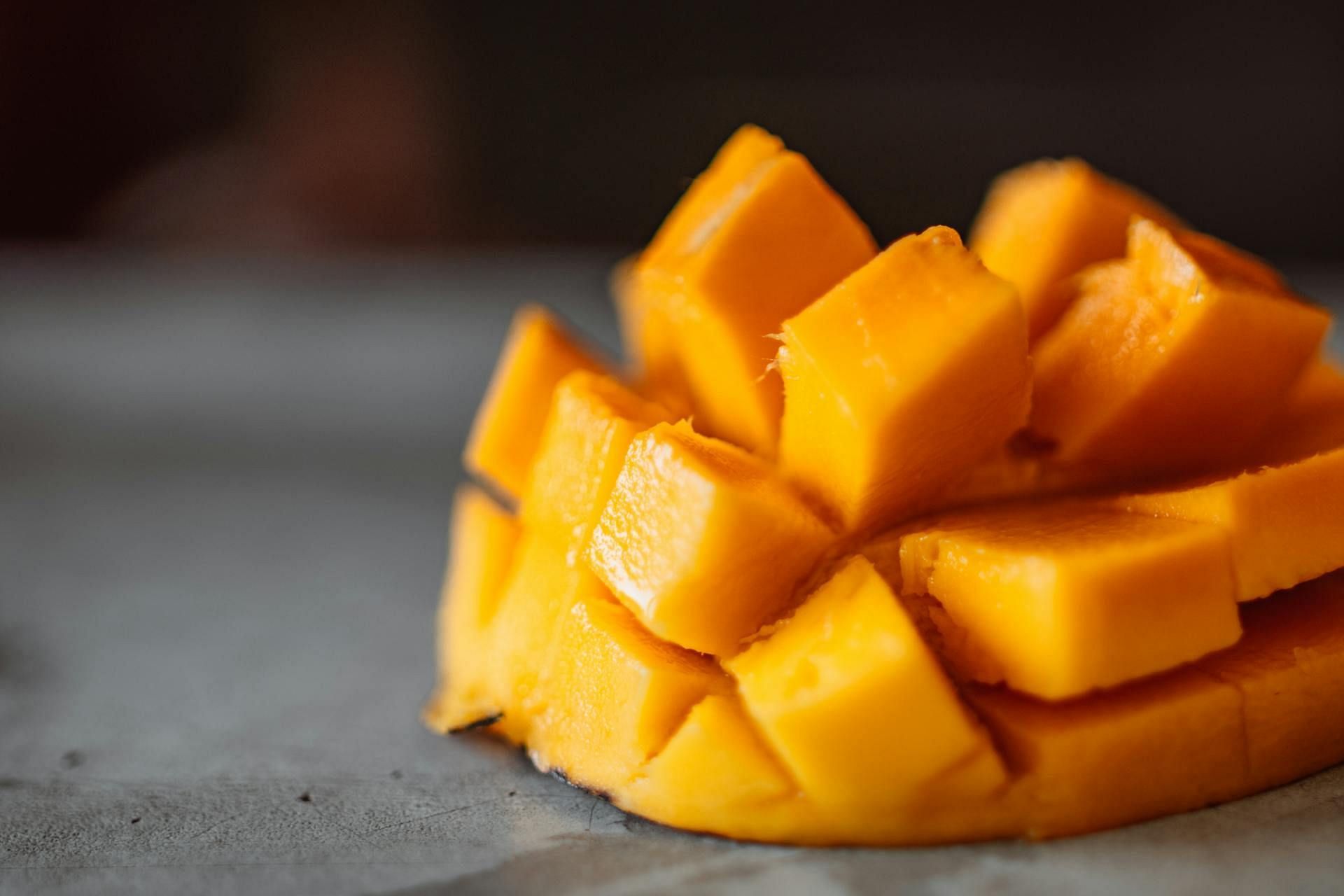 Mango peels are rich in several nutrients (Image via Pexels/ROMAN ODINTSOV)