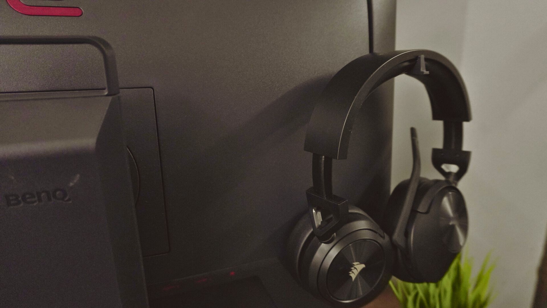 The headphone stand of the BenQ Zowie monitor (Image via Sportskeeda)