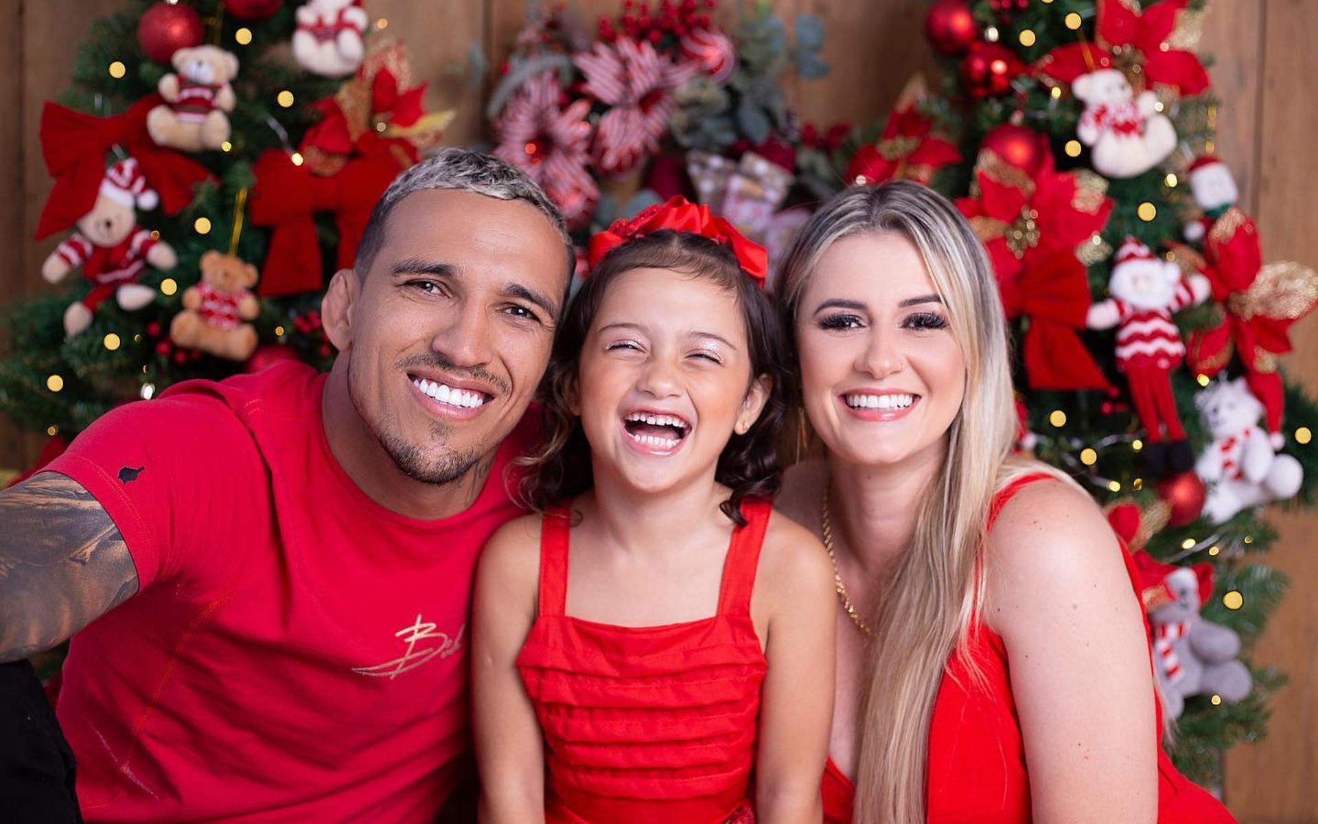Charles Oliveira(left) with his daughter Tayla (middle) and wife Talita Roberta Pereira (right) [Image credits: @taylasoliveira on Instagram]