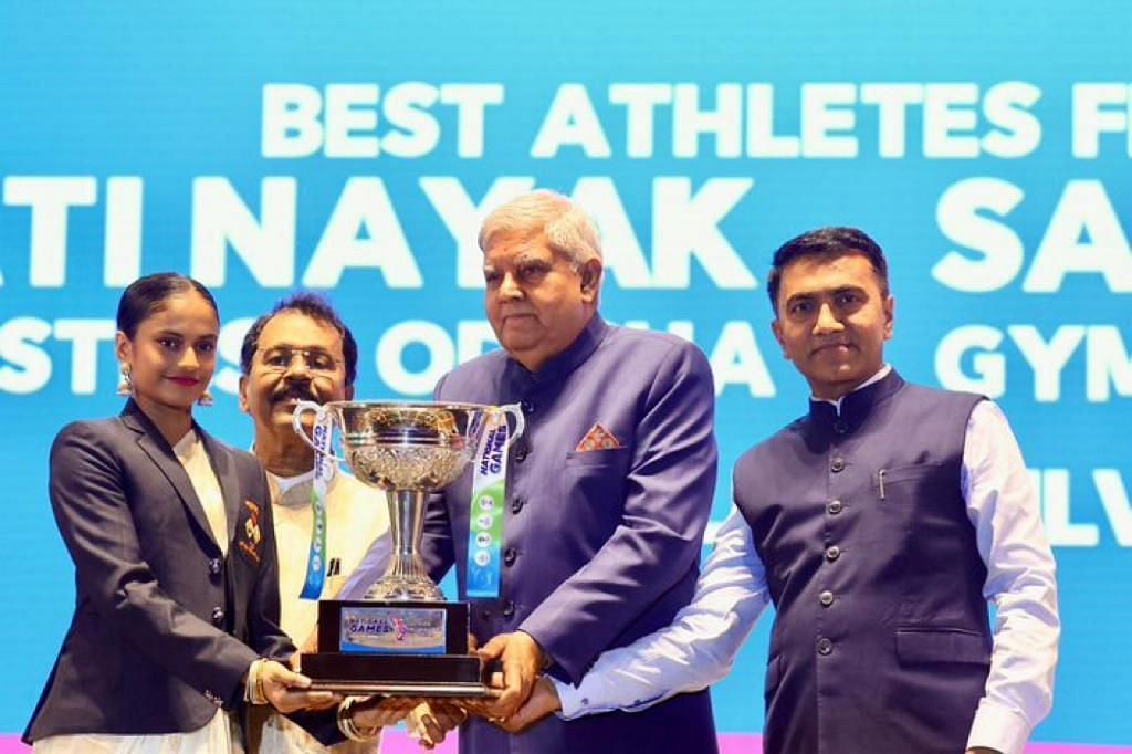 Sanyukta Prasen Kale being awarded the Best Female Athlete trophy, Image Courtesy- Twitter