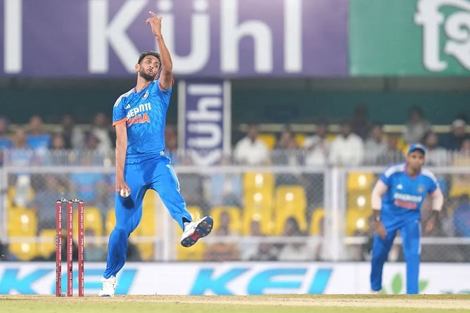 IND vs AUS: प्रसिद्ध कृष्णा की ऑस्ट्रेलिया के खिलाफ हुई जमकर पिटाई, सबसे ज्यादा रन लुटाने के मामले में अनचाही लिस्ट में किया टॉप