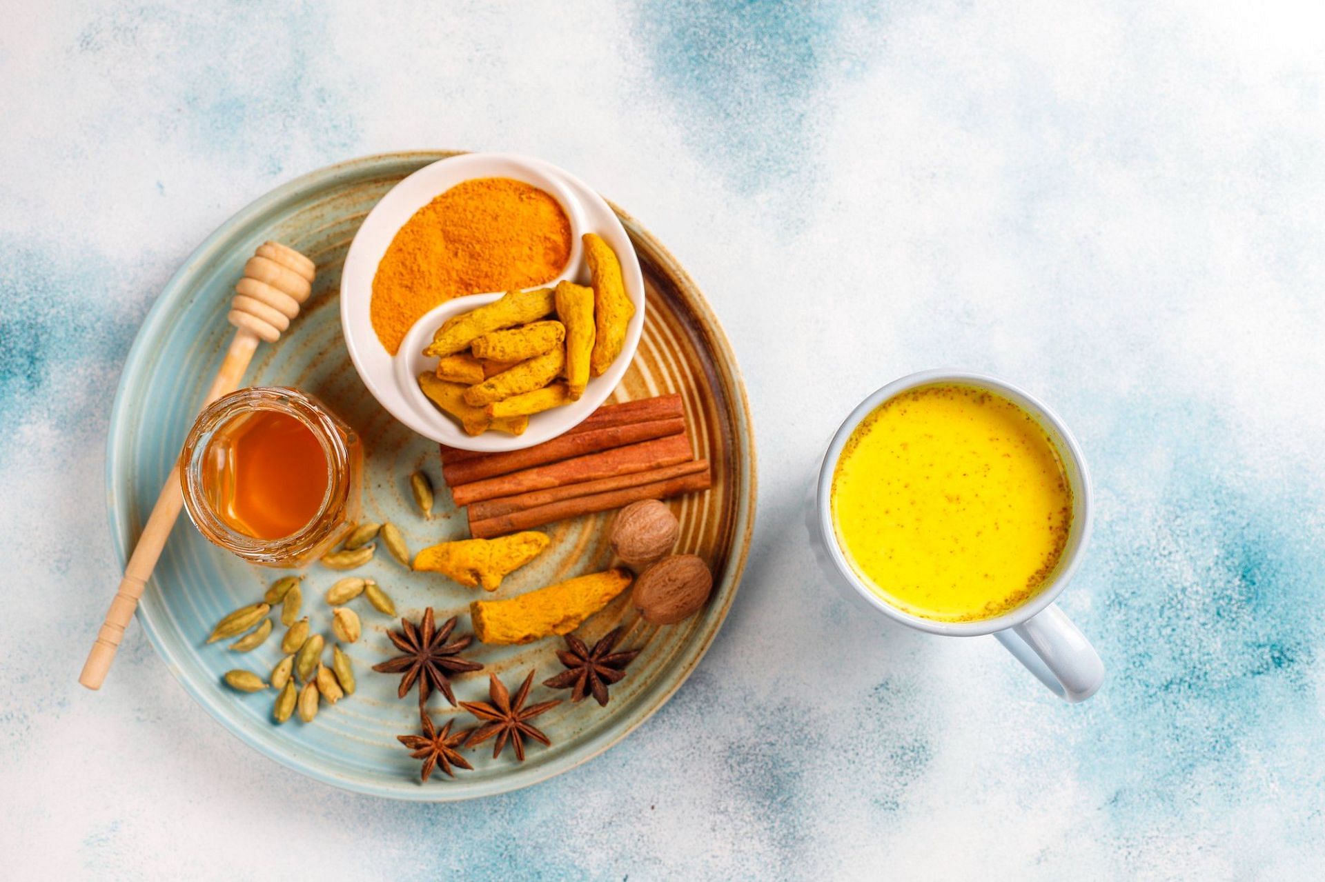 Turmeric tea is one of the best drinks to boost the immune system. (Image via Freepik/azerbaijan_stockers)