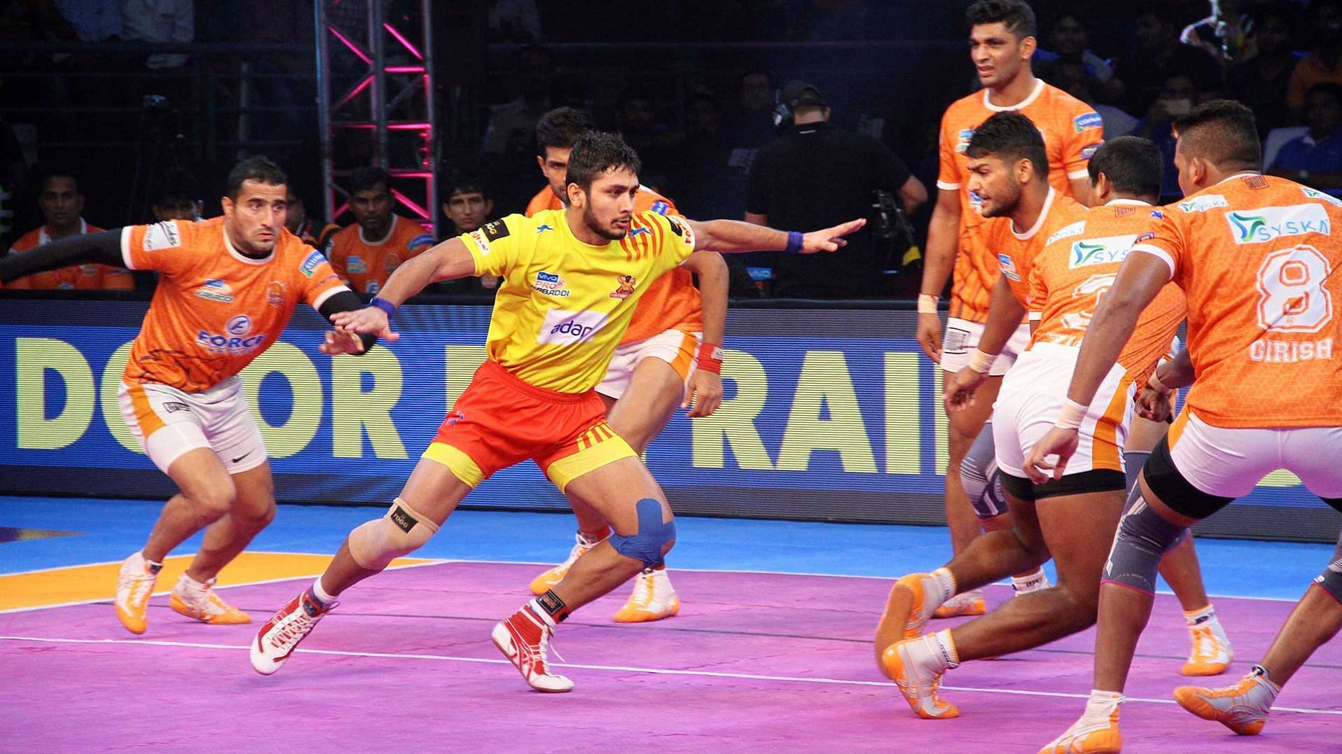 Rohit Gulia in action for Gujarat Giants against Puneri Paltan in a PKL match (Image Credits: Pro Kabaddi League)