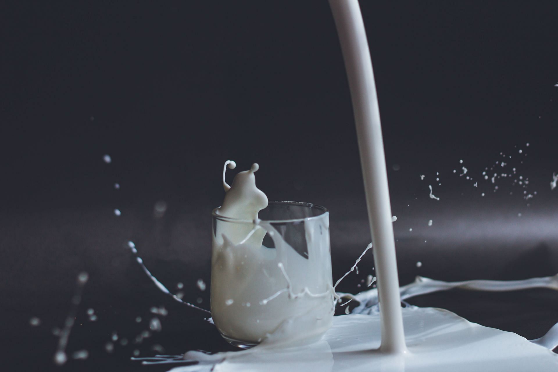 Milk and heartburn (Image via Unsplash/Anita)