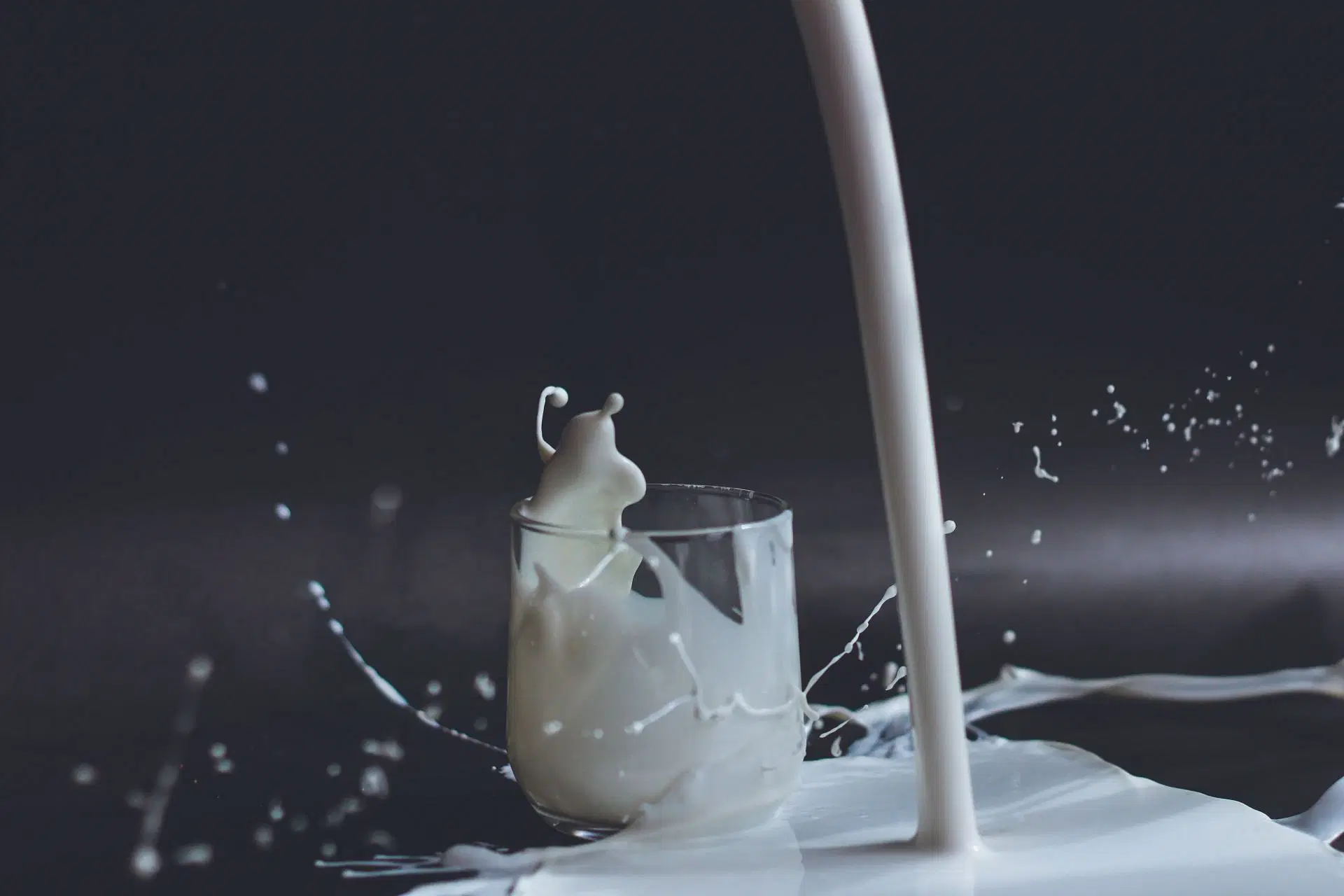 Milk and heartburn (Image via Unsplash/Anita)