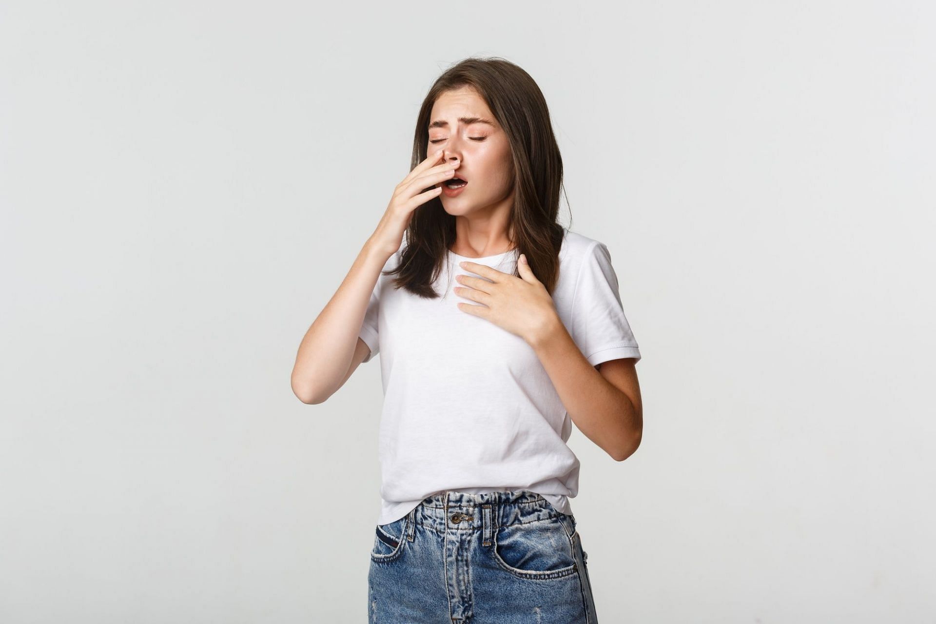 Using a neti pot can flush out mucus. (Image via Freepik/benzoix)