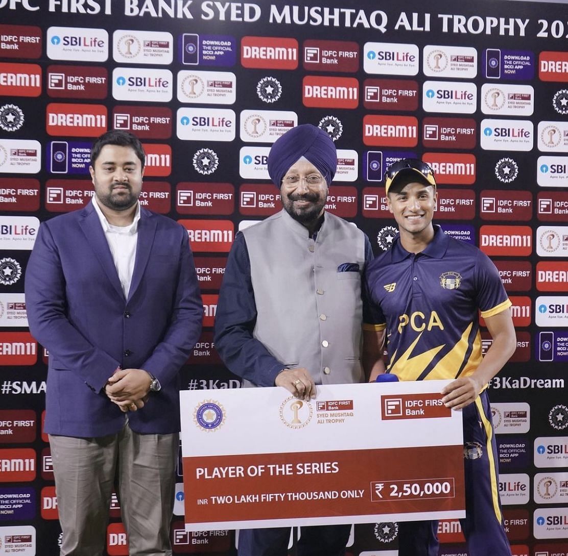 Abhishek Sharma with the Player of the Tournament award in SMAT 2023/24 [Credits: Abhishek Sharma]