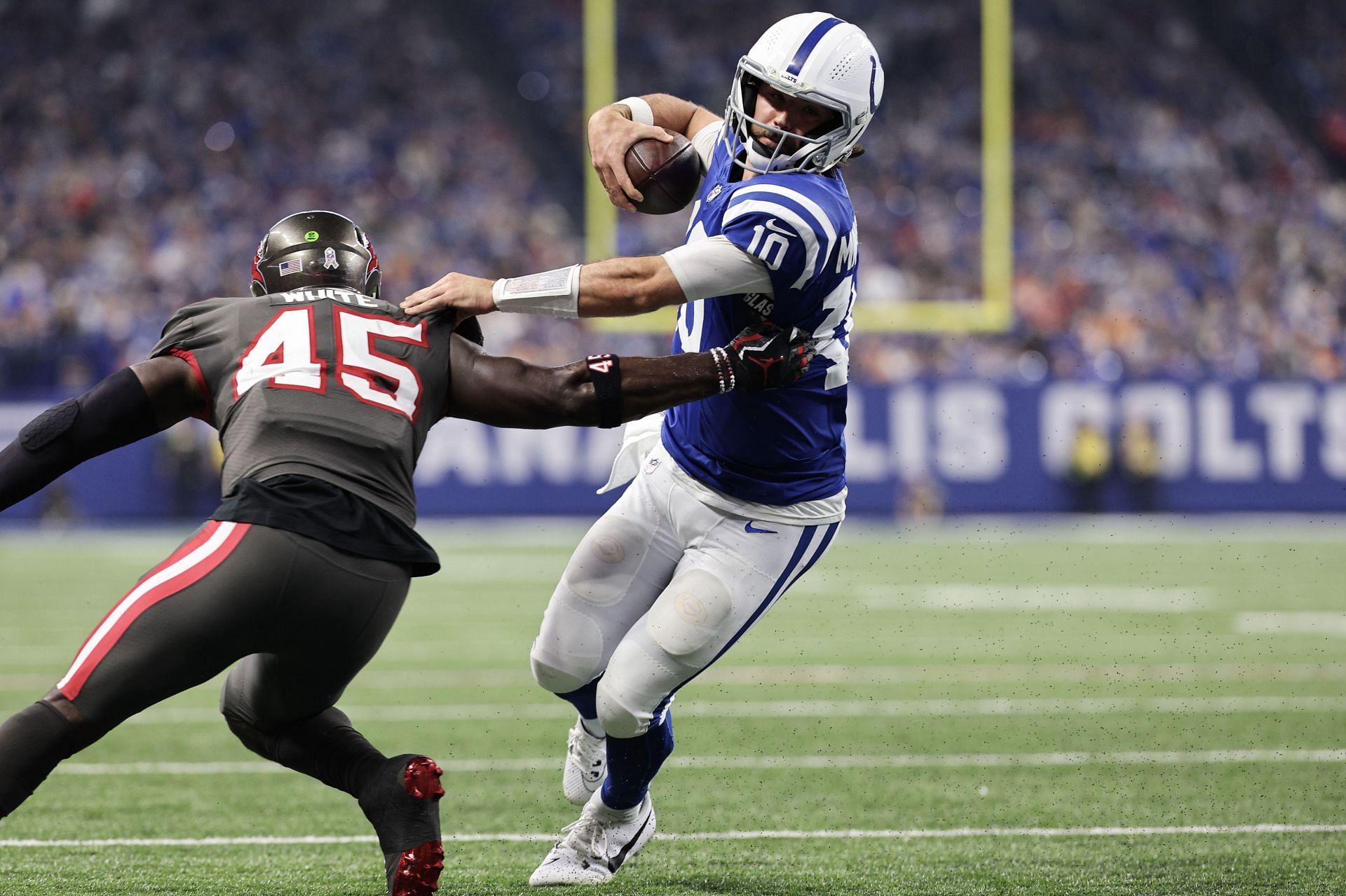 Gardner Minshew scrambles vs the Tampa Bay Buccaneers