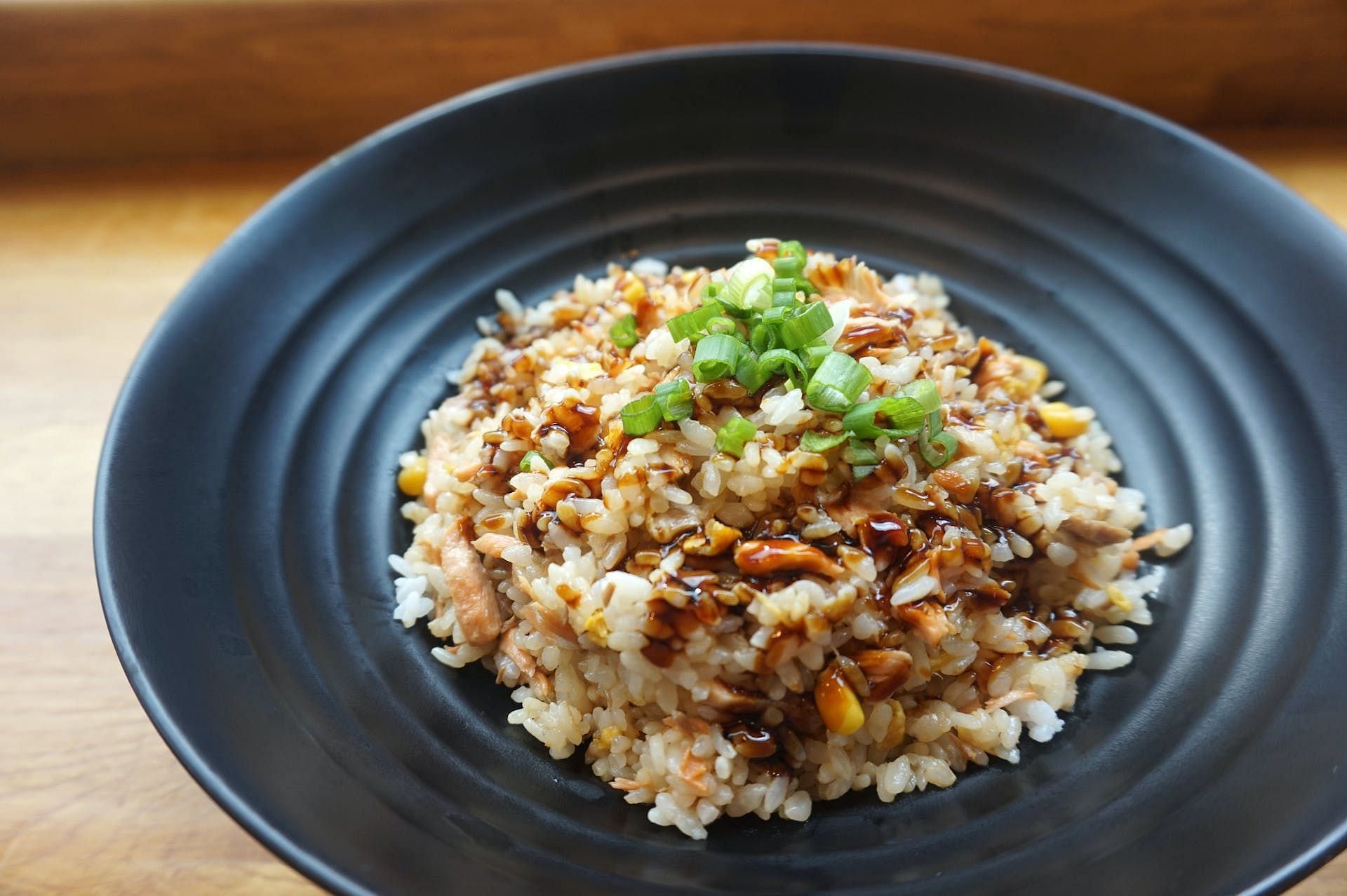 Brown rice is loaded with carbohydrates. (Image via Pexels/Trista Chen)