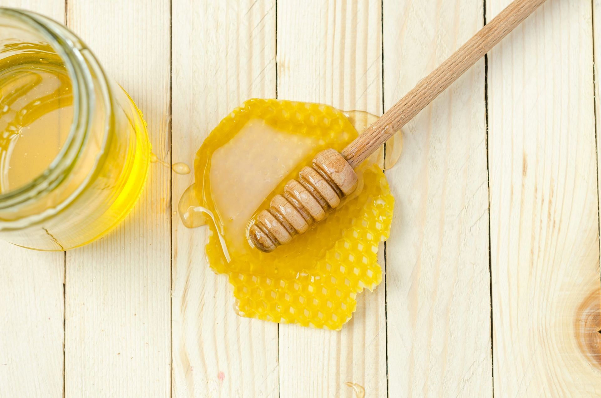 Heating honey (Image via Unsplash/Alexander)