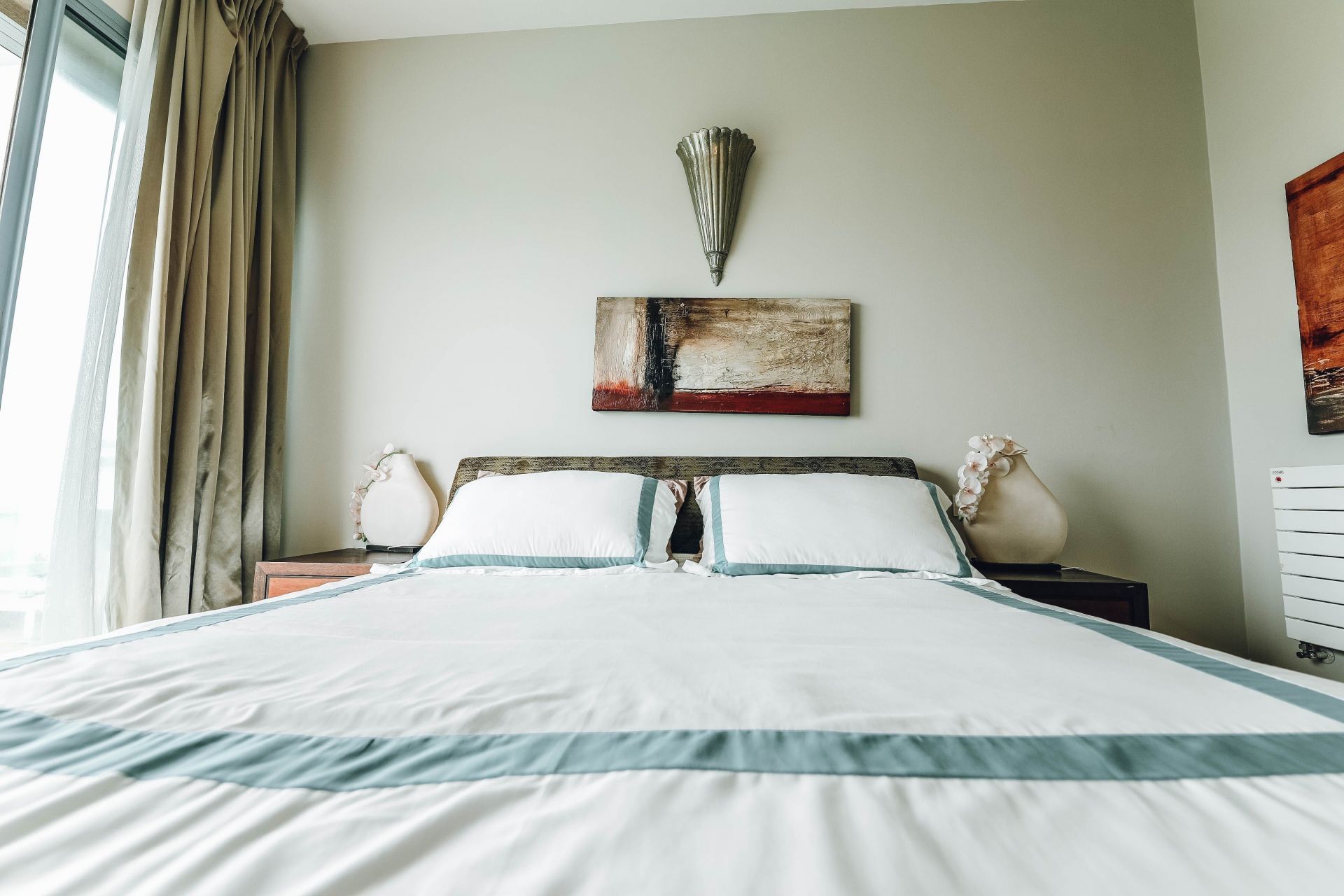 Benefits of clean bed sheets (image sourced via Pexels / Photo by Naim)